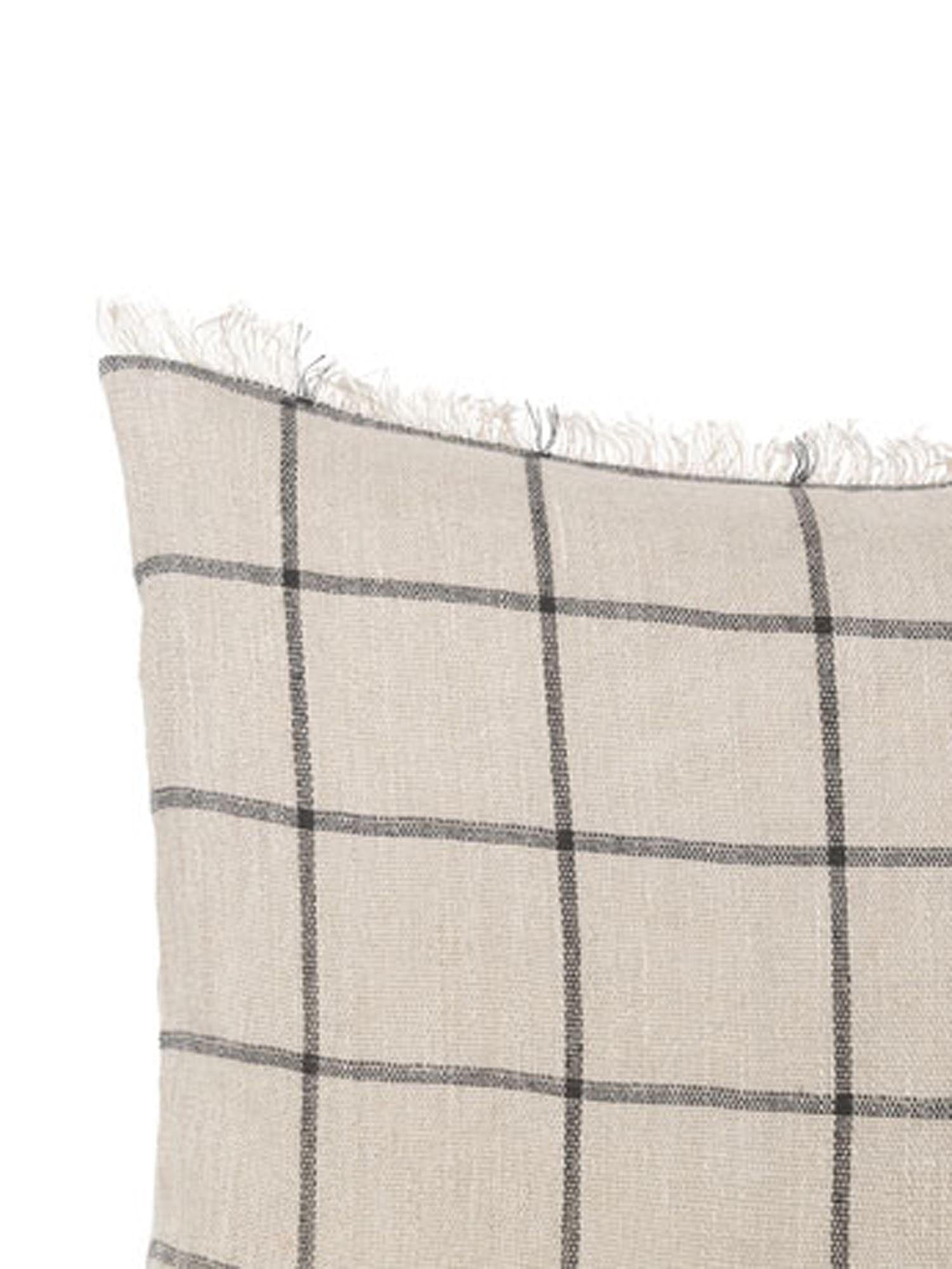 Entdecken Sie das Calm Kissen von Ferm Living – ein stilvolles, komfortables Accessoire aus hochwertiger Baumwolle und Leinen, das jedem Raum Eleganz verleiht.