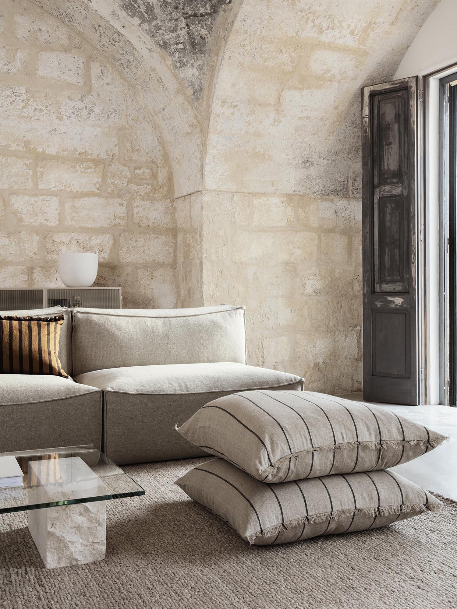 Grosses Calm-Kissen von Ferm Living: Flauschige Baumwolle, beruhigende Farben, Fransen, in Streifen oder Karos erhältlich.