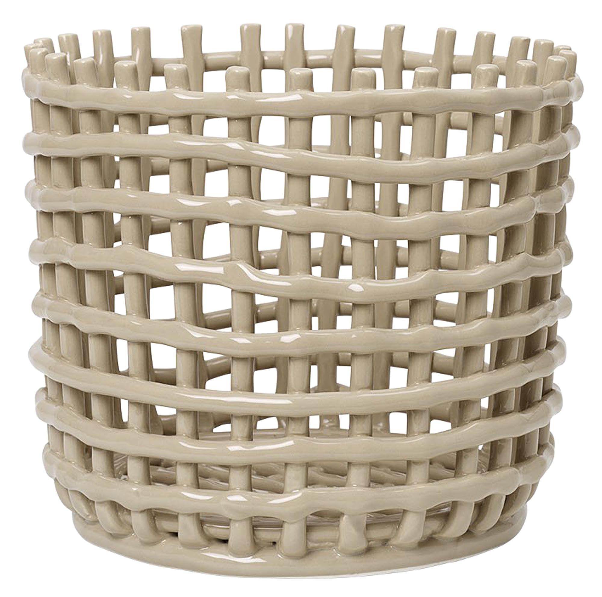 Entdecke den großen, handgefertigten Braided-Korb von Ferm Living. Ideal als stilvoller Blumentopf oder elegante Obstschale in Indigo Blue oder Off White.