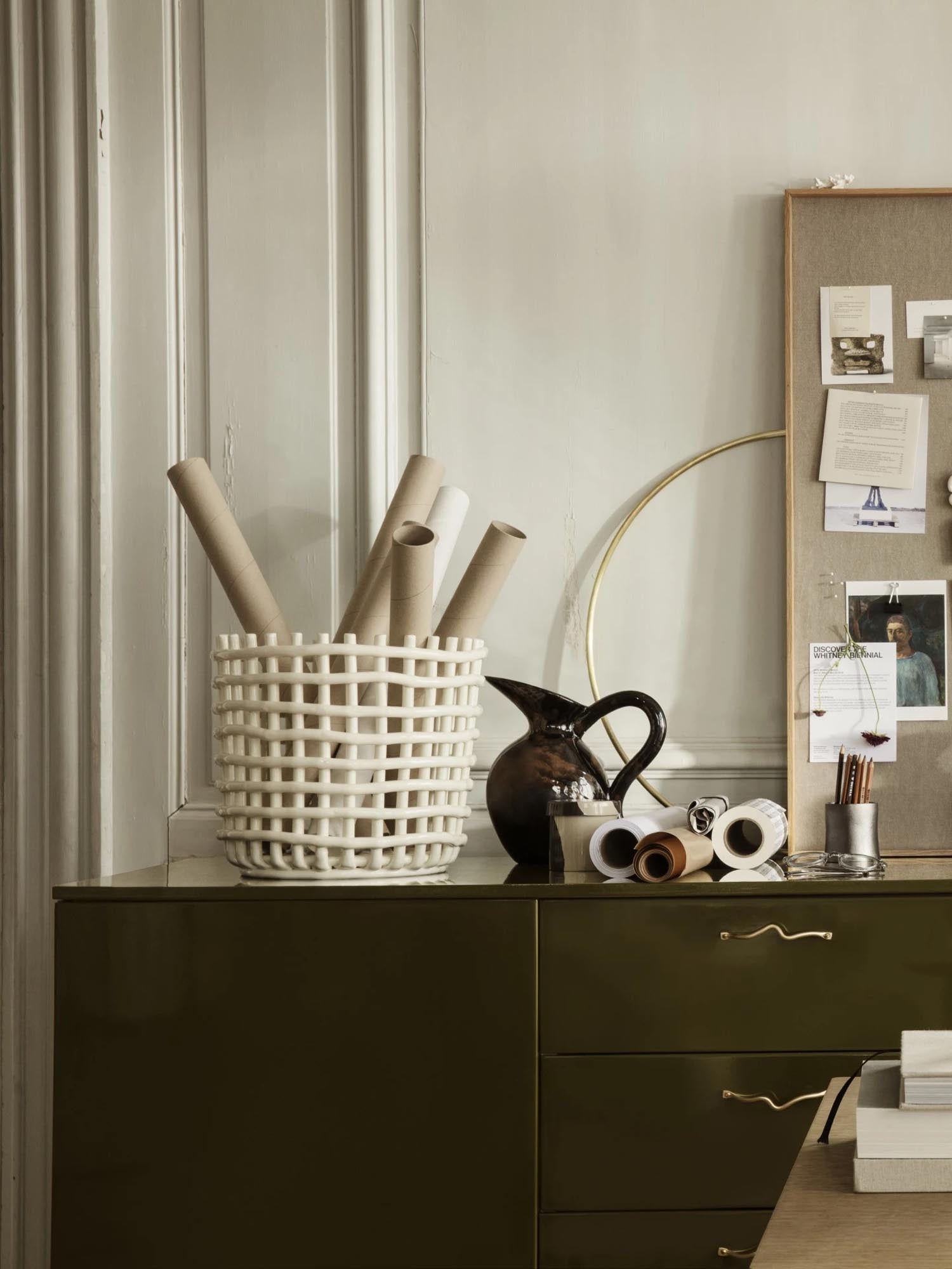 Entdecke den handgefertigten Braided Korb von Ferm Living – vielseitig einsetzbar als Blumentopf oder Obstschale, einzigartig und stilvoll.