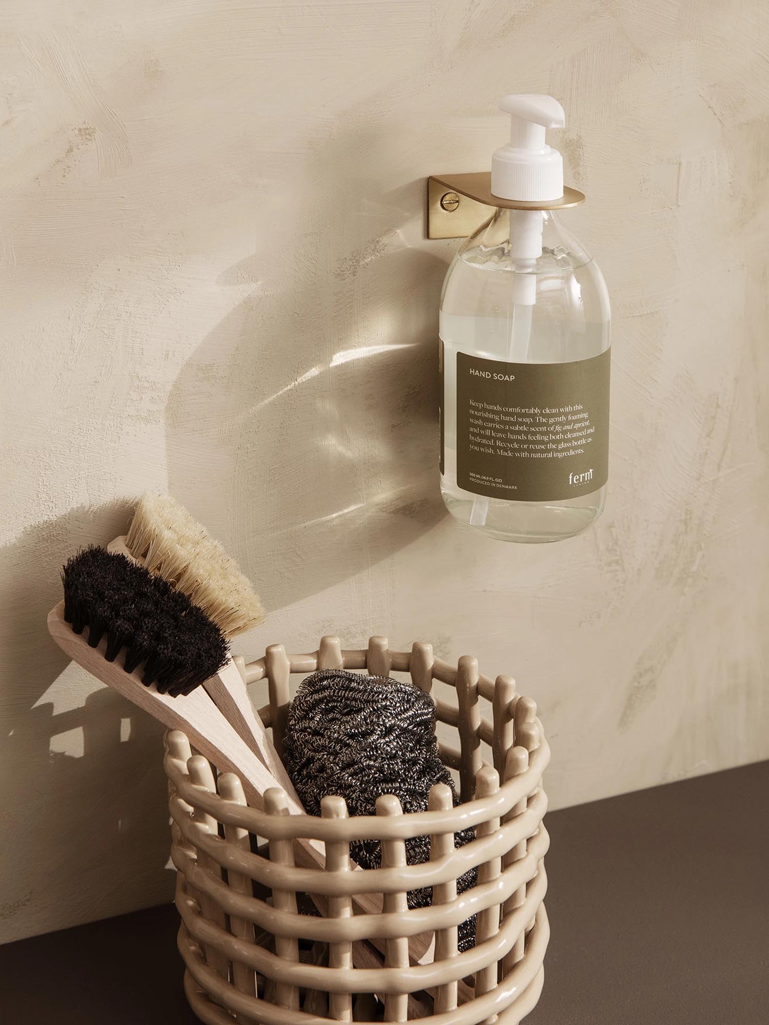 Kleiner geflochtener Korb von Ferm Living: Elegantes Design, ideal für Aufbewahrung und Dekoration in jedem Raum.