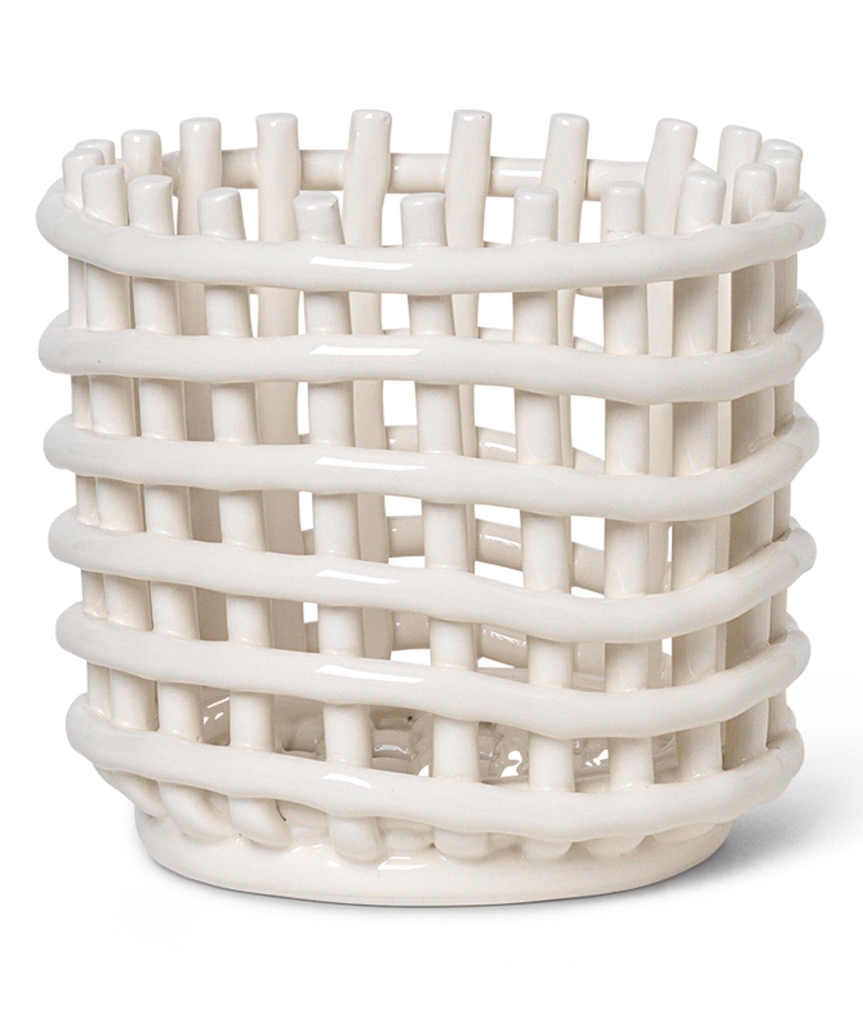 Kleiner, handgeflochtener Ferm Living Korb für moderne Akzente.