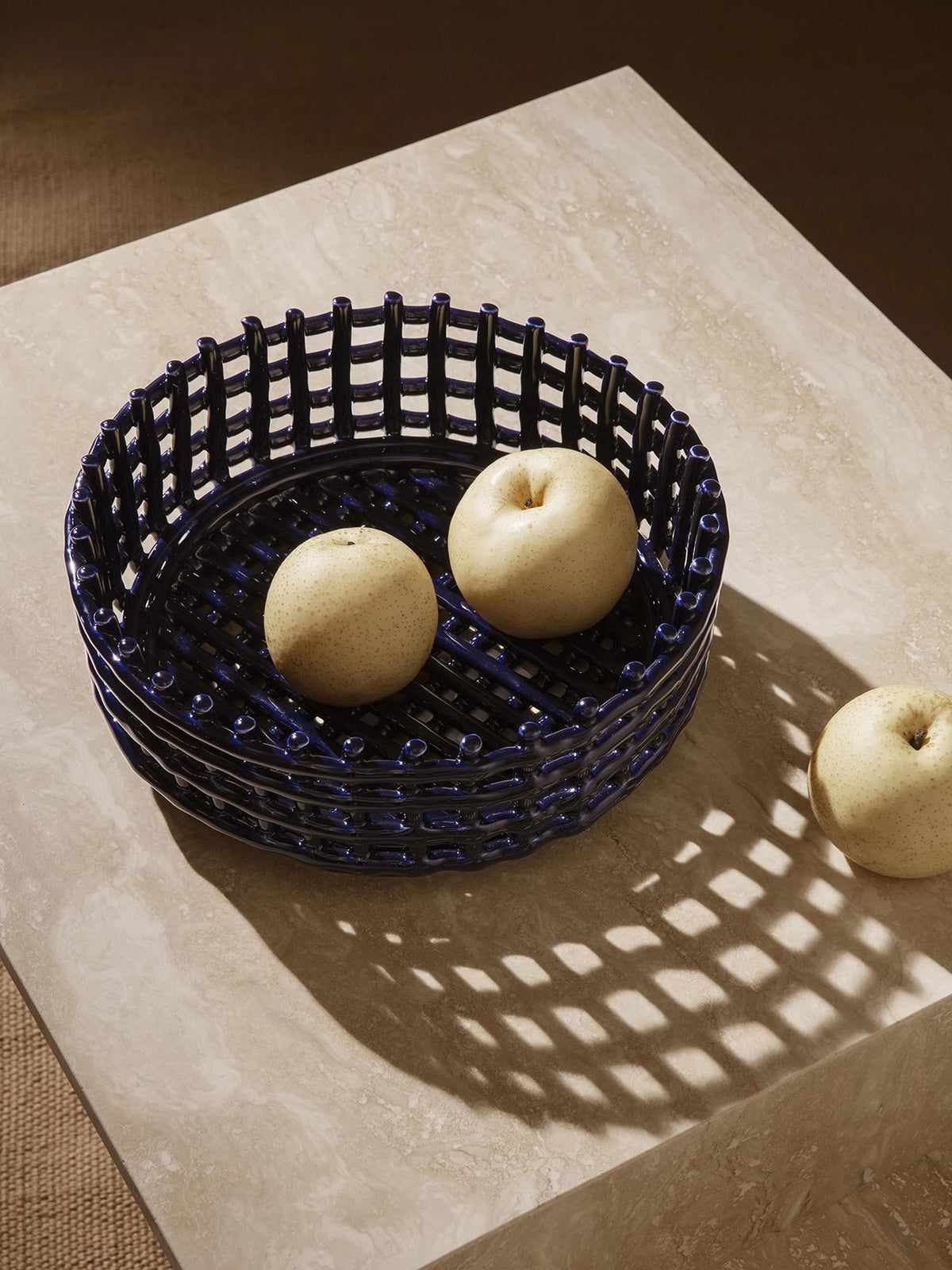 Braided geflechteter Korb flach in Blau präsentiert im Onlineshop von KAQTU Design AG. Aufbewährungskörbe ist von Ferm Living