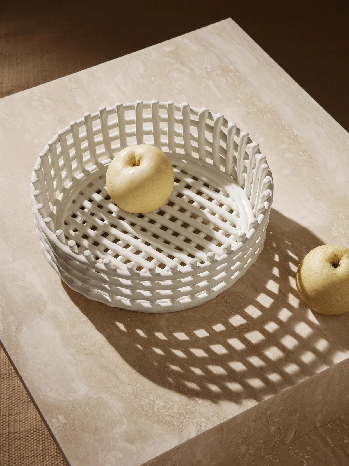 Braided geflechteter Korb flach in Cremeweiss präsentiert im Onlineshop von KAQTU Design AG. Aufbewährungskörbe ist von Ferm Living