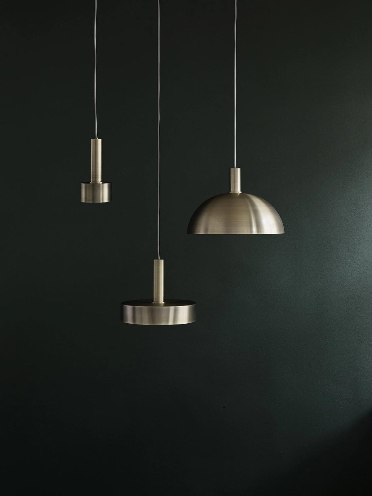 Collect Pendellampe tief in Messing präsentiert im Onlineshop von KAQTU Design AG. Pendelleuchte ist von Ferm Living