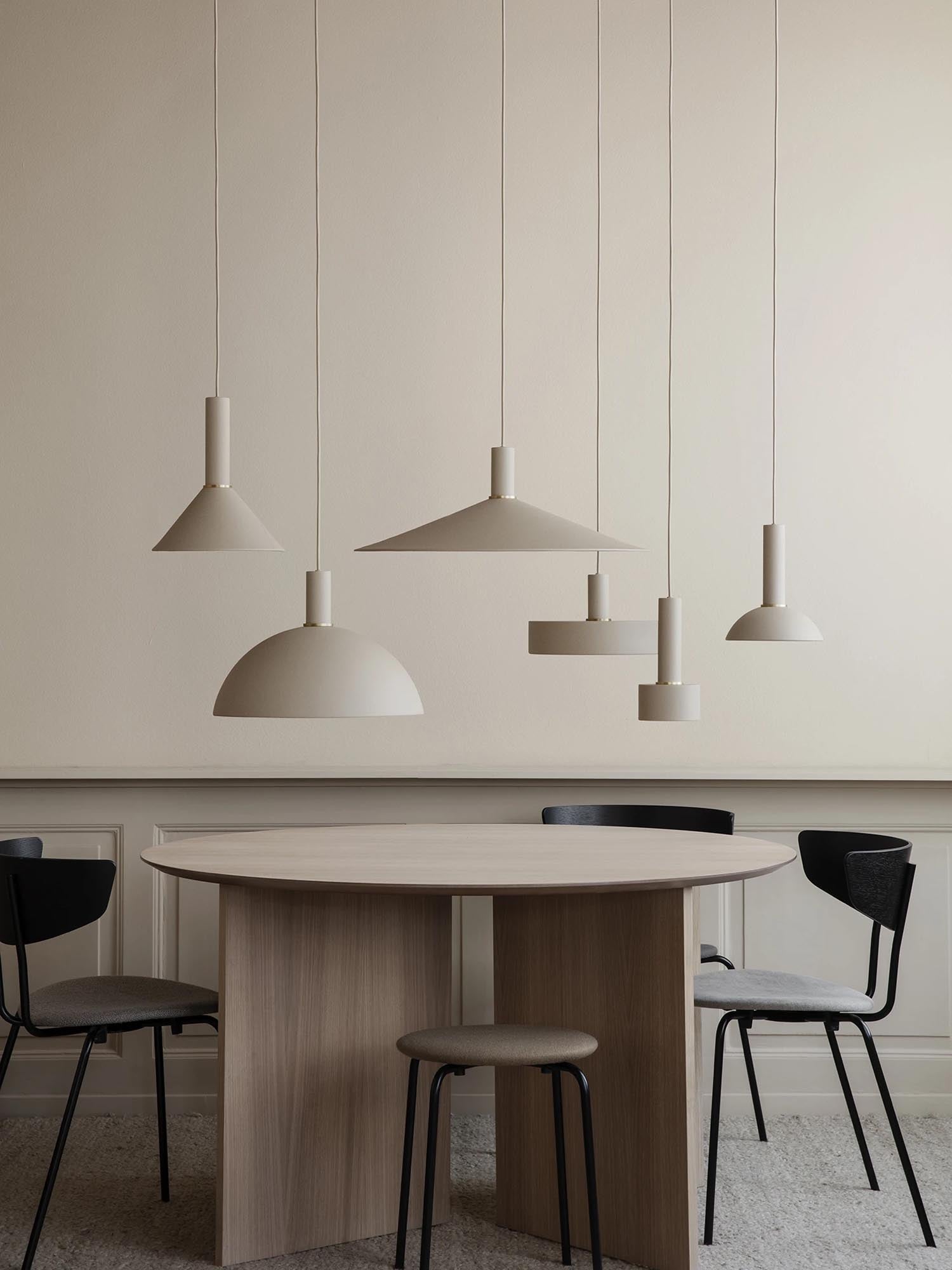 Erleben Sie den Collect Lampenschirm Record von Ferm Living – ein elegantes, langlebiges Design, das warmes Licht und Stil in Ihr Zuhause bringt.