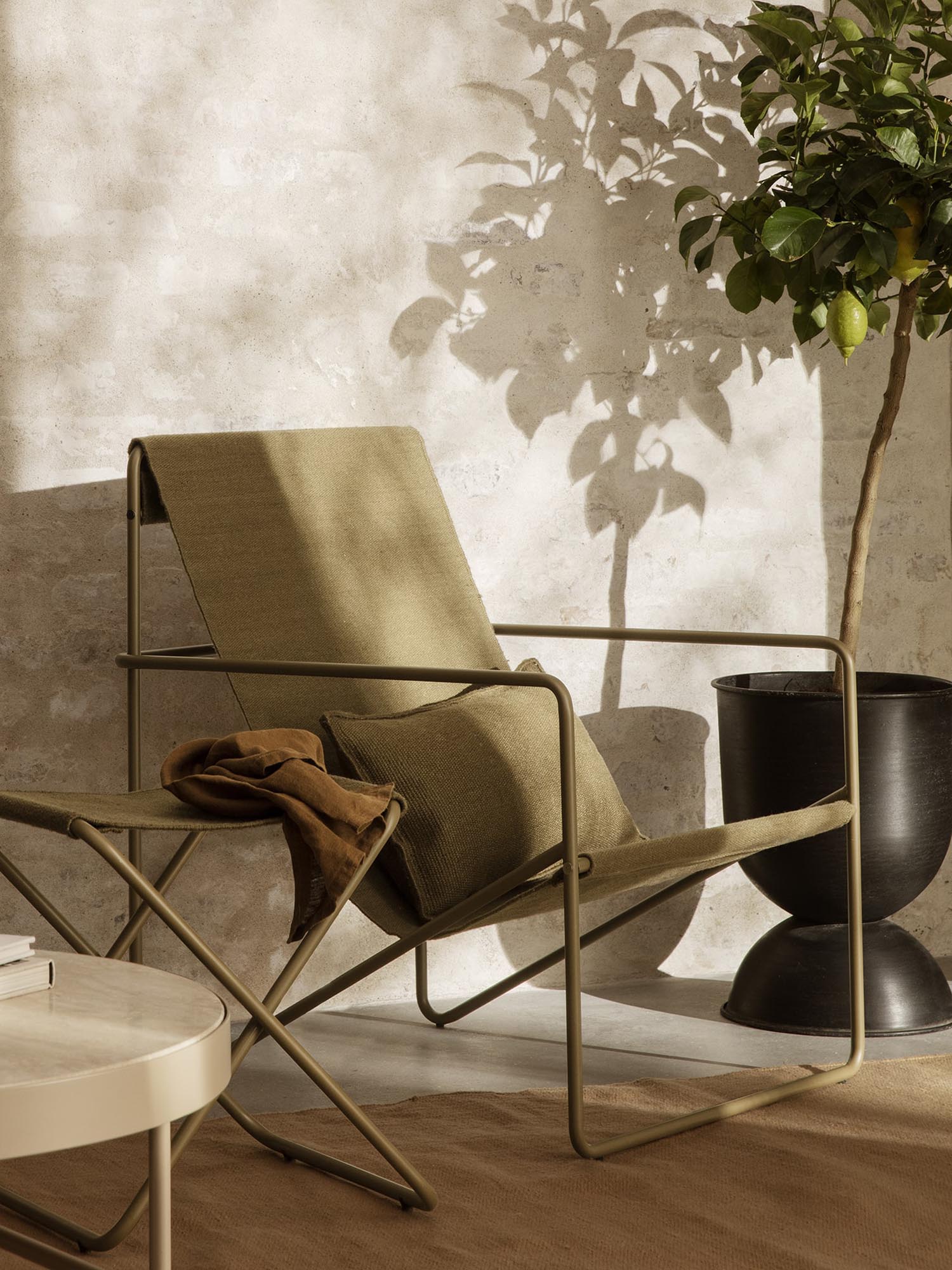 Das Desert Kissen von Ferm Living vereint Nachhaltigkeit und Komfort. Ideal für drinnen und draußen, verleiht es jedem Raum einen modernen Akzent.