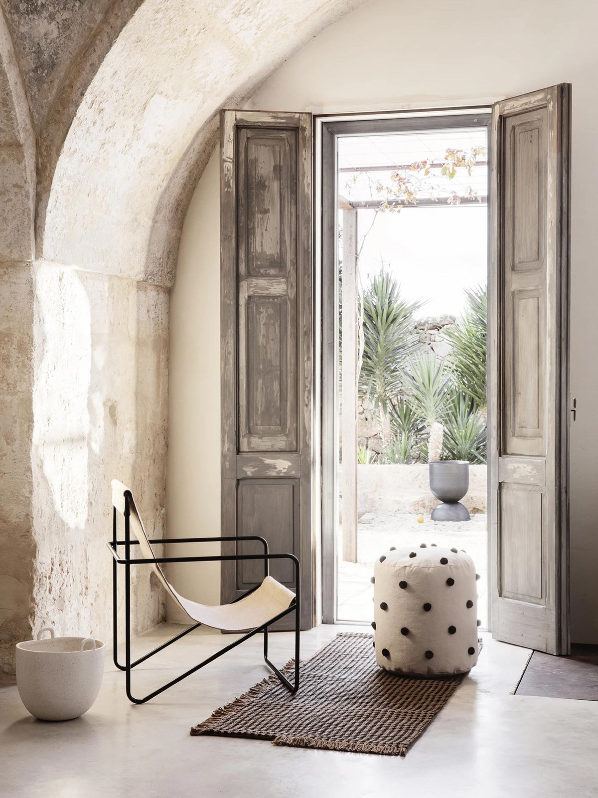 Desert Loungestuhl in Schwarz/Sand präsentiert im Onlineshop von KAQTU Design AG. Outdoor-Sessel mit Armlehnen ist von Ferm Living