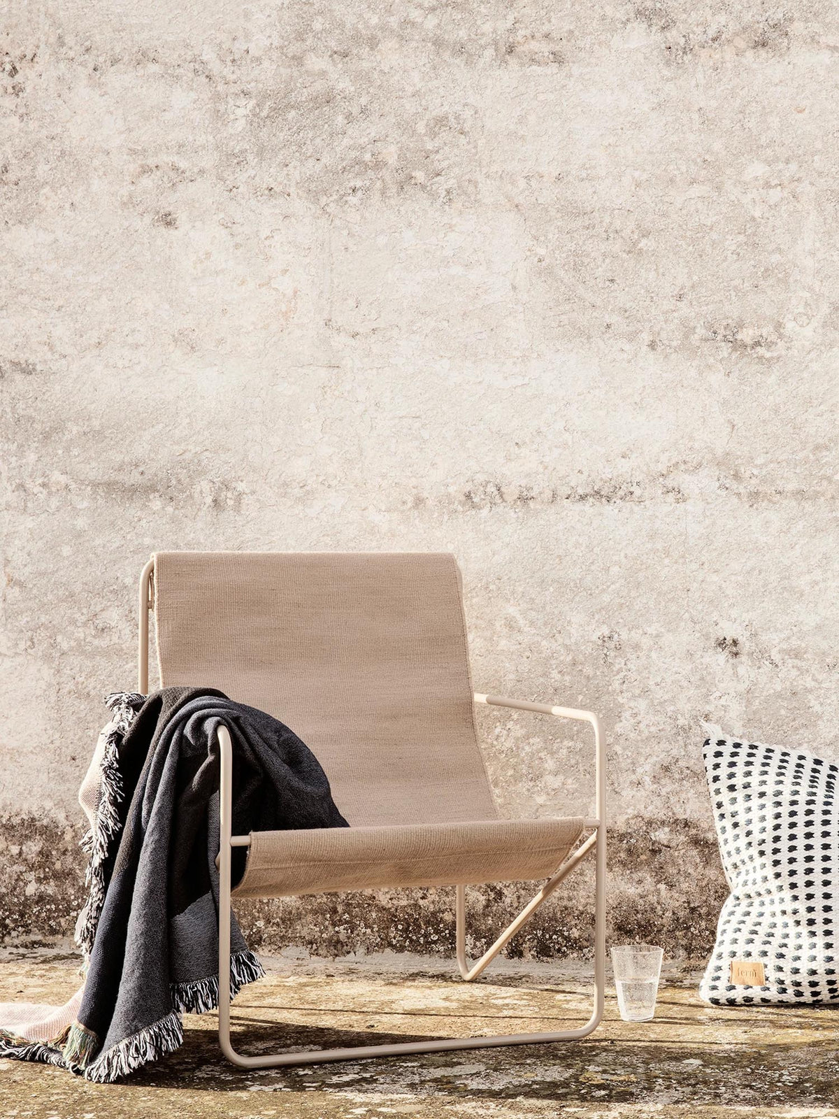 Desert Loungestuhl in Kaschmir/Solid präsentiert im Onlineshop von KAQTU Design AG. Outdoor-Sessel mit Armlehnen ist von Ferm Living
