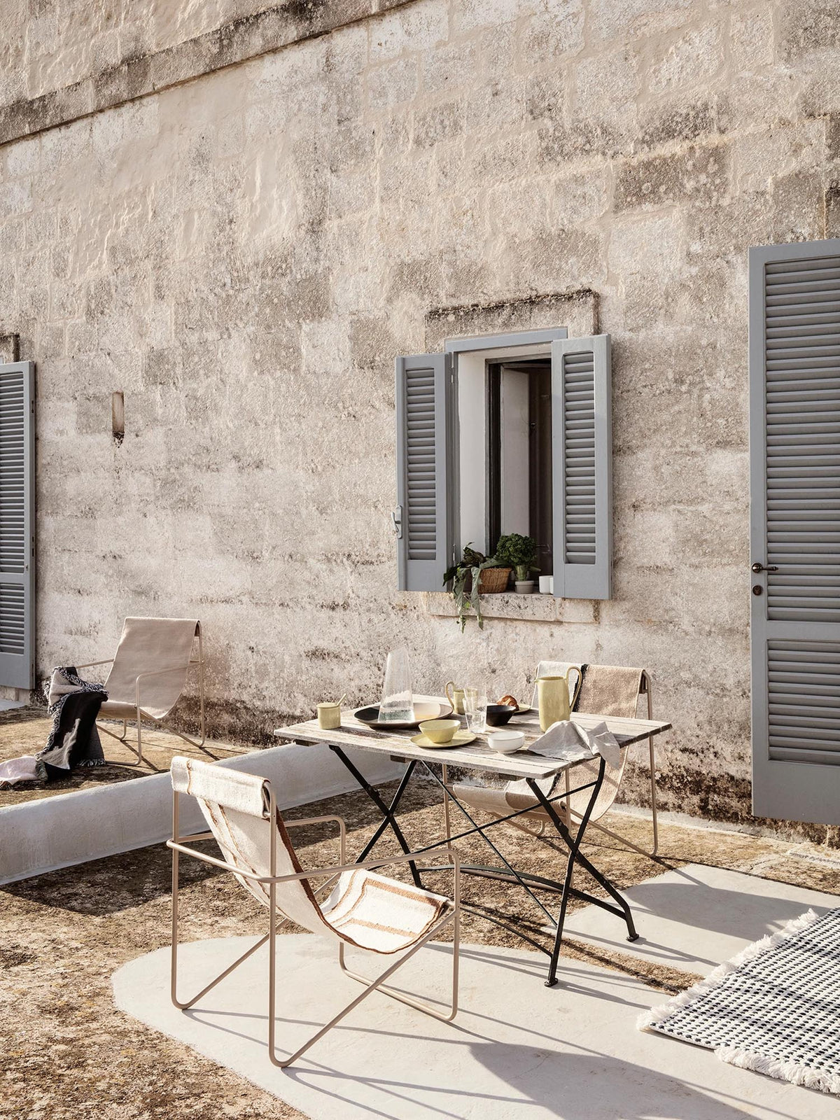 Desert Loungestuhl in Kaschmir/Soil präsentiert im Onlineshop von KAQTU Design AG. Outdoor-Sessel mit Armlehnen ist von Ferm Living