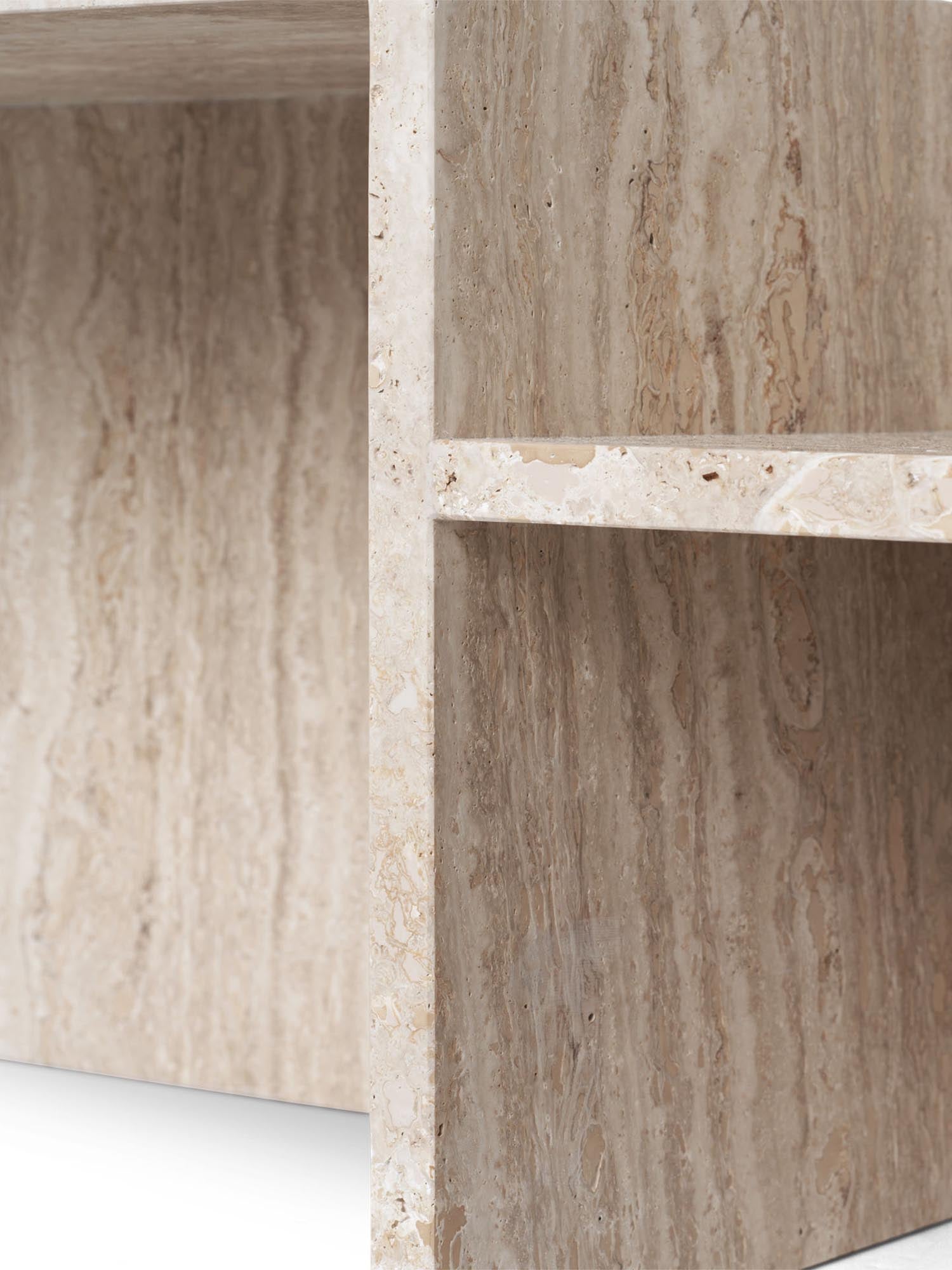 Eleganter Couchtisch Distinct von Ferm Living, gefertigt aus edlem Travertin, ideal für stilvolle Wohnräume und vielseitige Nutzung.