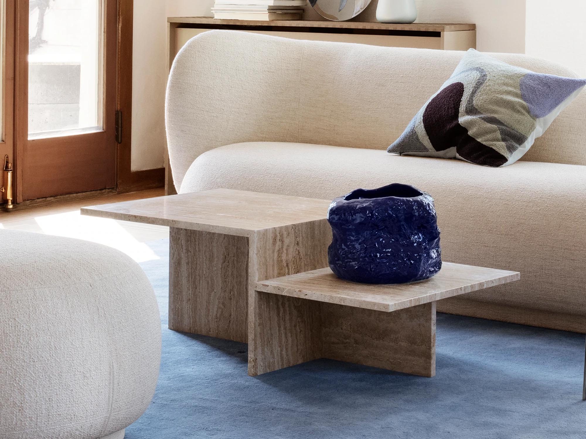 Eleganter Distinct Couchtisch aus Travertin von Ferm Living, ideal für stilvolle Wohnräume. Perfekte Kombination aus Funktionalität und Design.