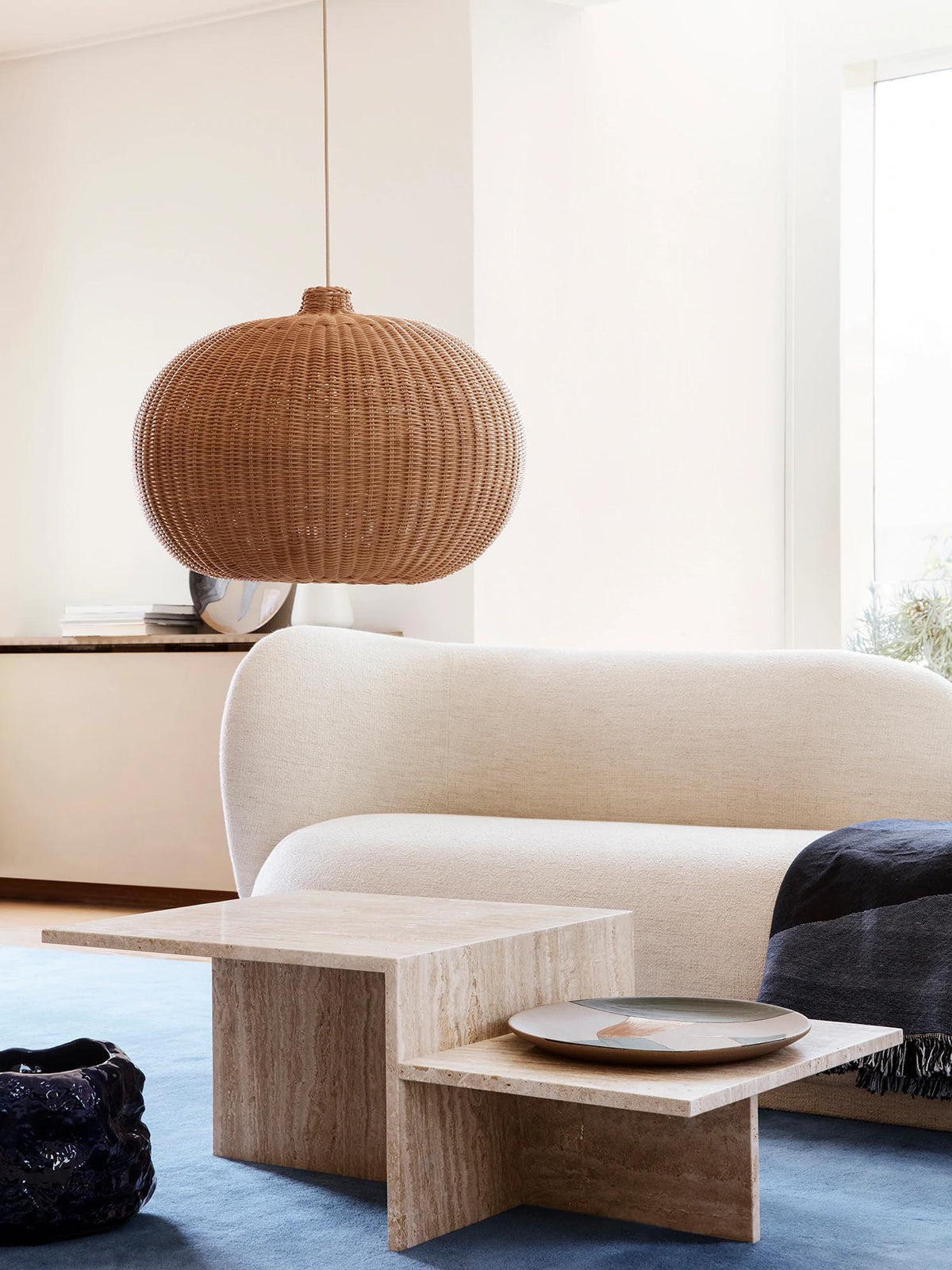 Distinct Couchtisch in Travertin präsentiert im Onlineshop von KAQTU Design AG. Beistelltisch ist von Ferm Living