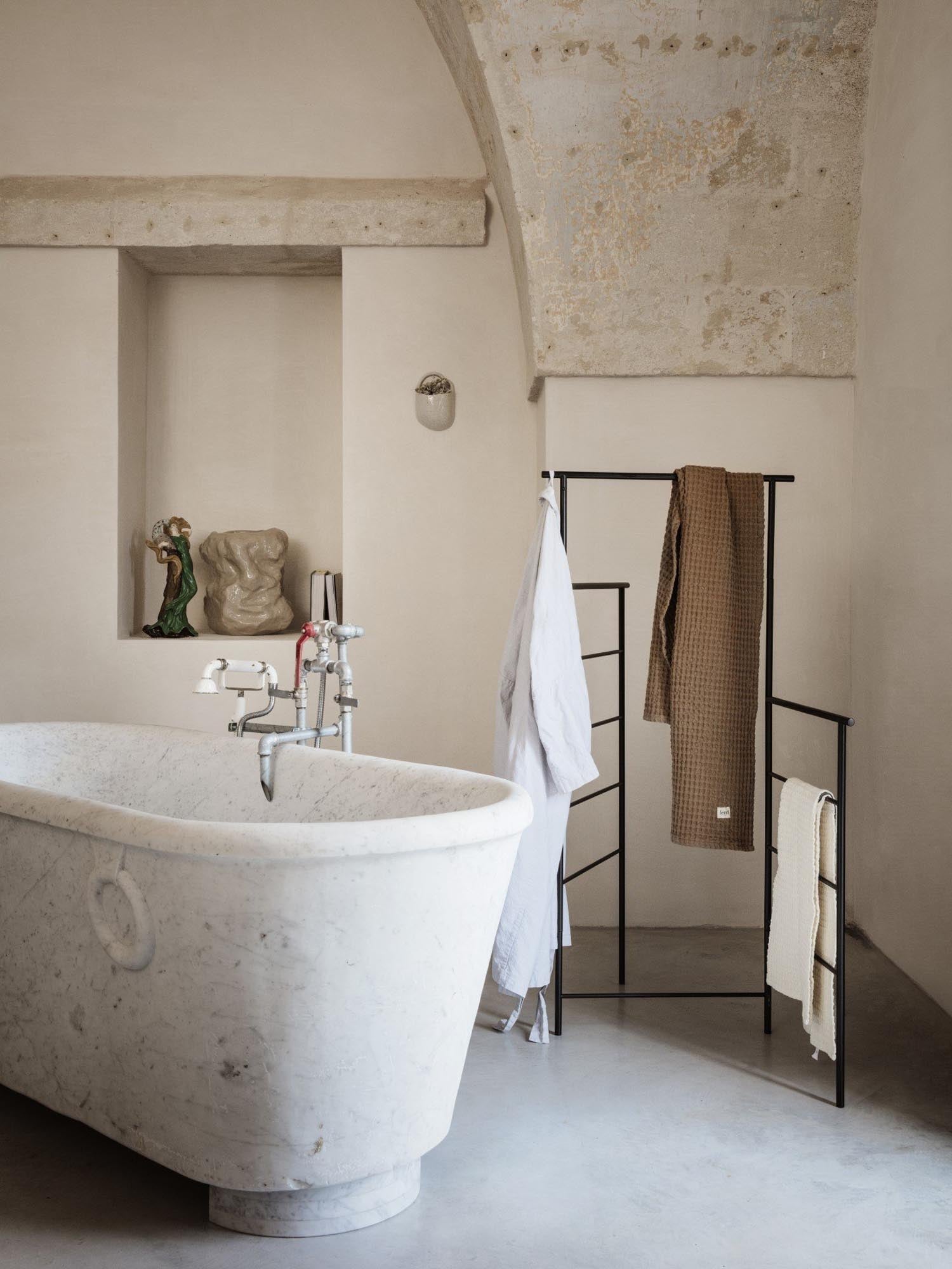 Minimalistischer Dora Kleiderständer von Ferm Living: Multifunktional, platzsparend und ideal als stilvoller Wäscheständer oder Raumteiler.