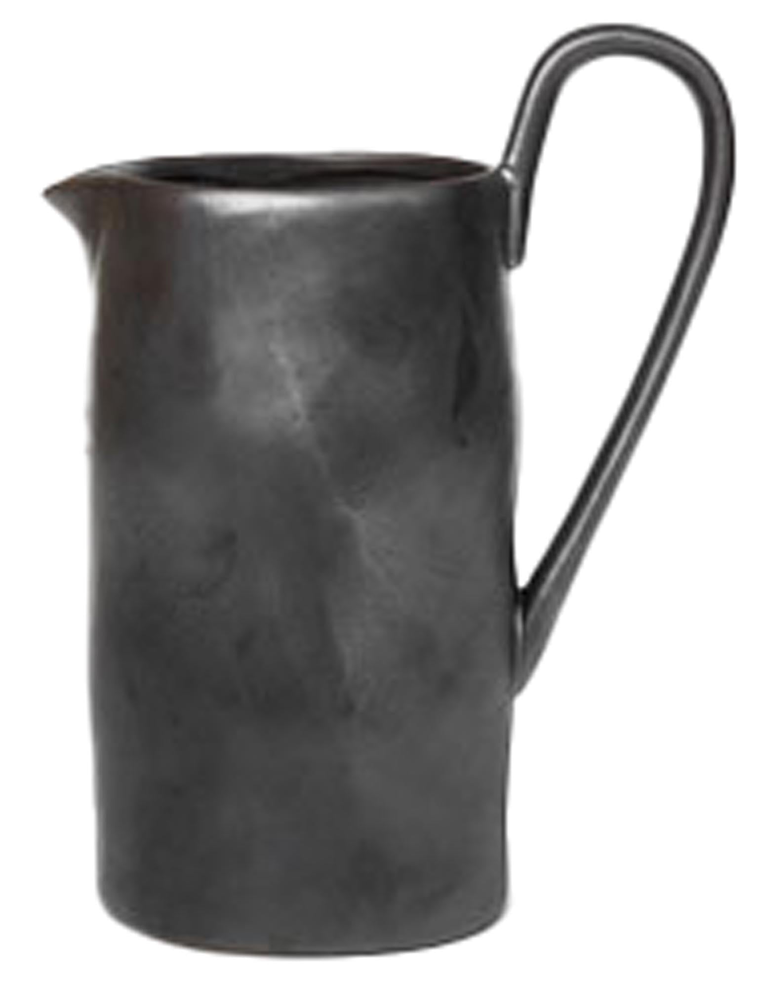 Entdecken Sie die Flow Kanne von Ferm Living: modernes Design, hochwertige Materialien und skandinavischer Flair für stilvolle Tischdekoration.