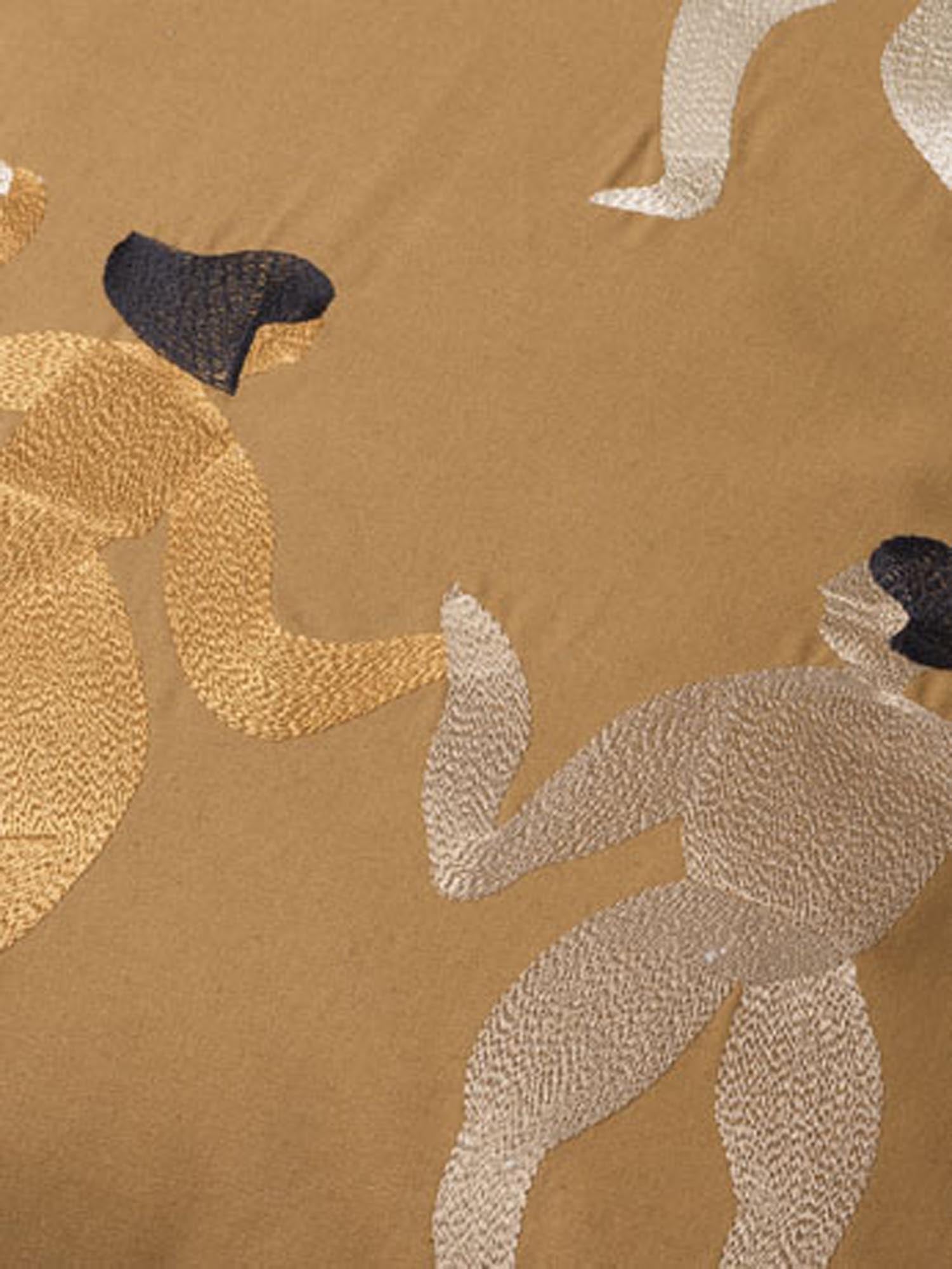 Elegantes Free Kissen von Ferm Living, aus 100% Bio-Baumwolle, mit kunstvollen Stickereien für nachhaltigen Stil und Komfort.