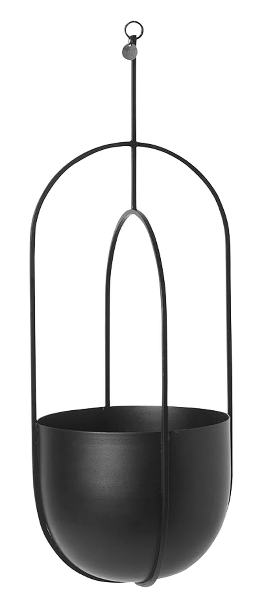 Entdecken Sie den stilvollen hängenden Blumentopf von Ferm Living. Ideal für kleine Räume, aus pulverbeschichtetem Metall, perfekt für grüne Akzente.