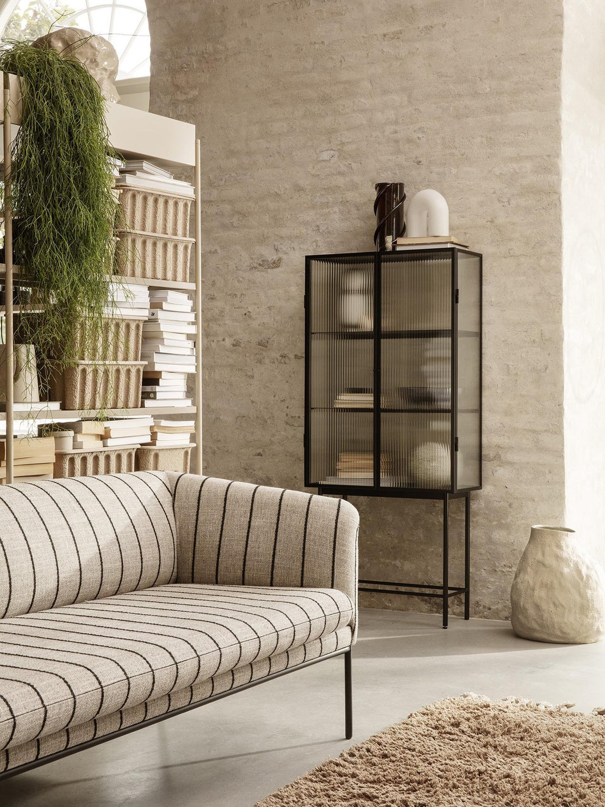 Haze Vitrine, Geriffeltes Glas in Schwarz präsentiert im Onlineshop von KAQTU Design AG. Vitrine ist von Ferm Living
