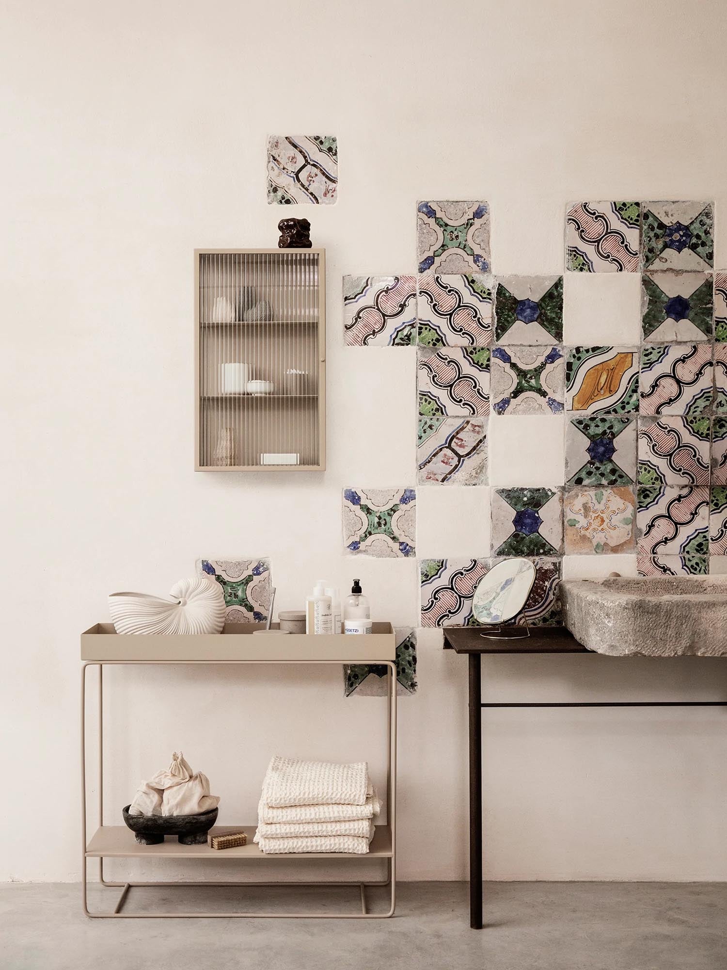 Moderner Haze Wandschrank mit geriffeltem Glas von Ferm Living.