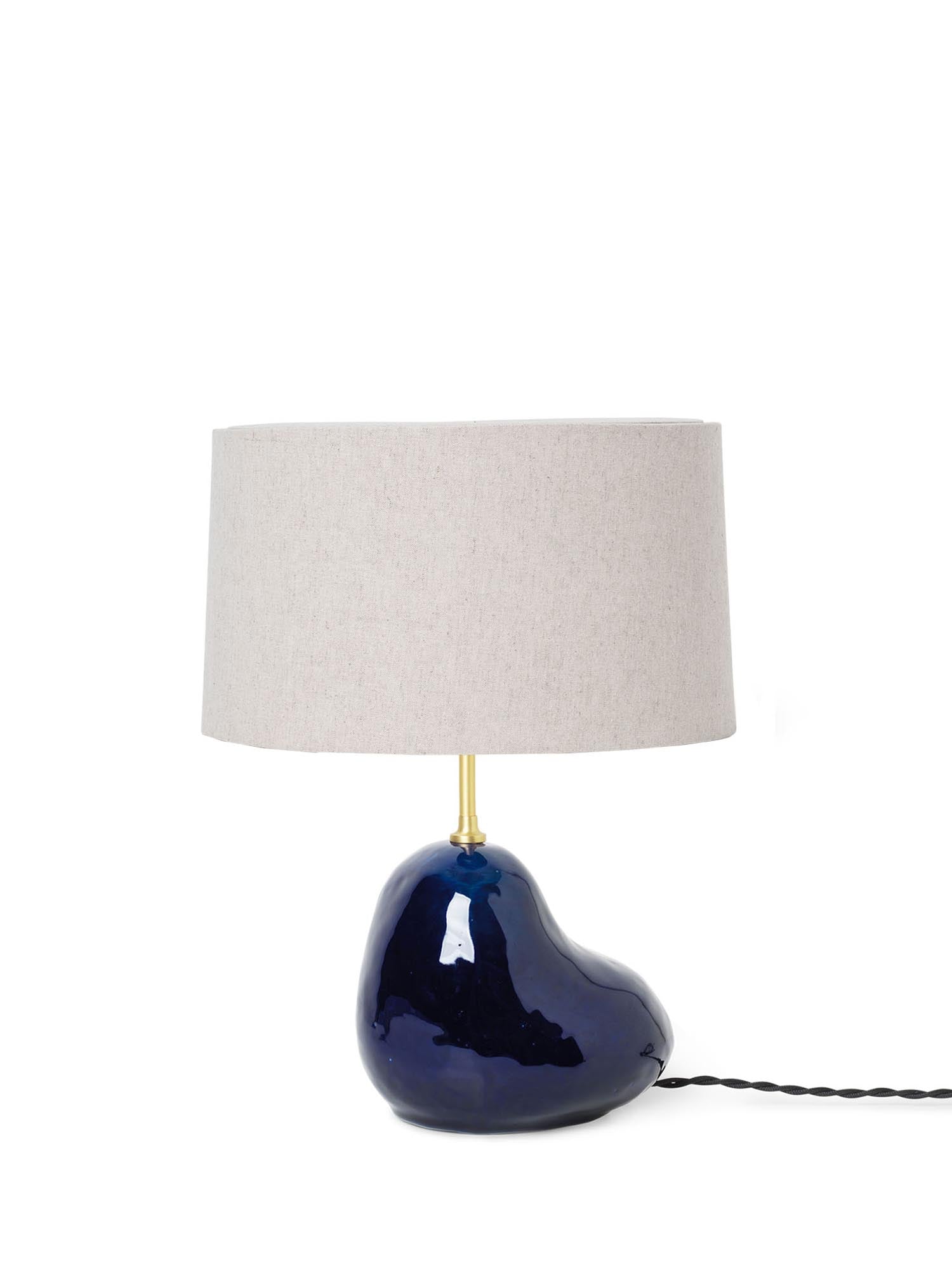 Eleganter Hebe Lampenschirm in sanftem Beige, ideal für stilvolle Beleuchtung und einladendes Ambiente. Hochwertige Verarbeitung von Ferm Living.