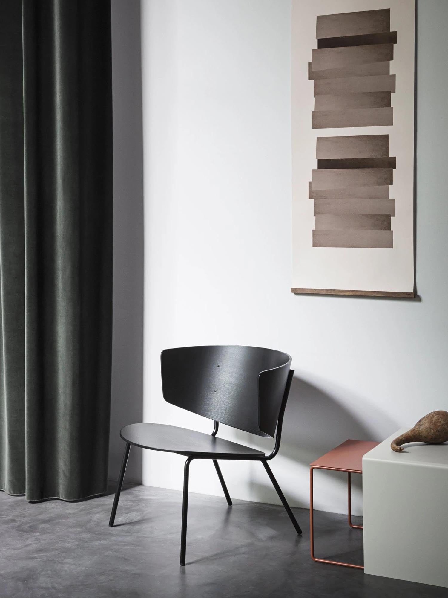 Eleganter Herman Loungestuhl von Ferm Living: FSC-zertifiziertes Eichenfurnier, pulverbeschichtetes Metall, stilvoll und funktional.