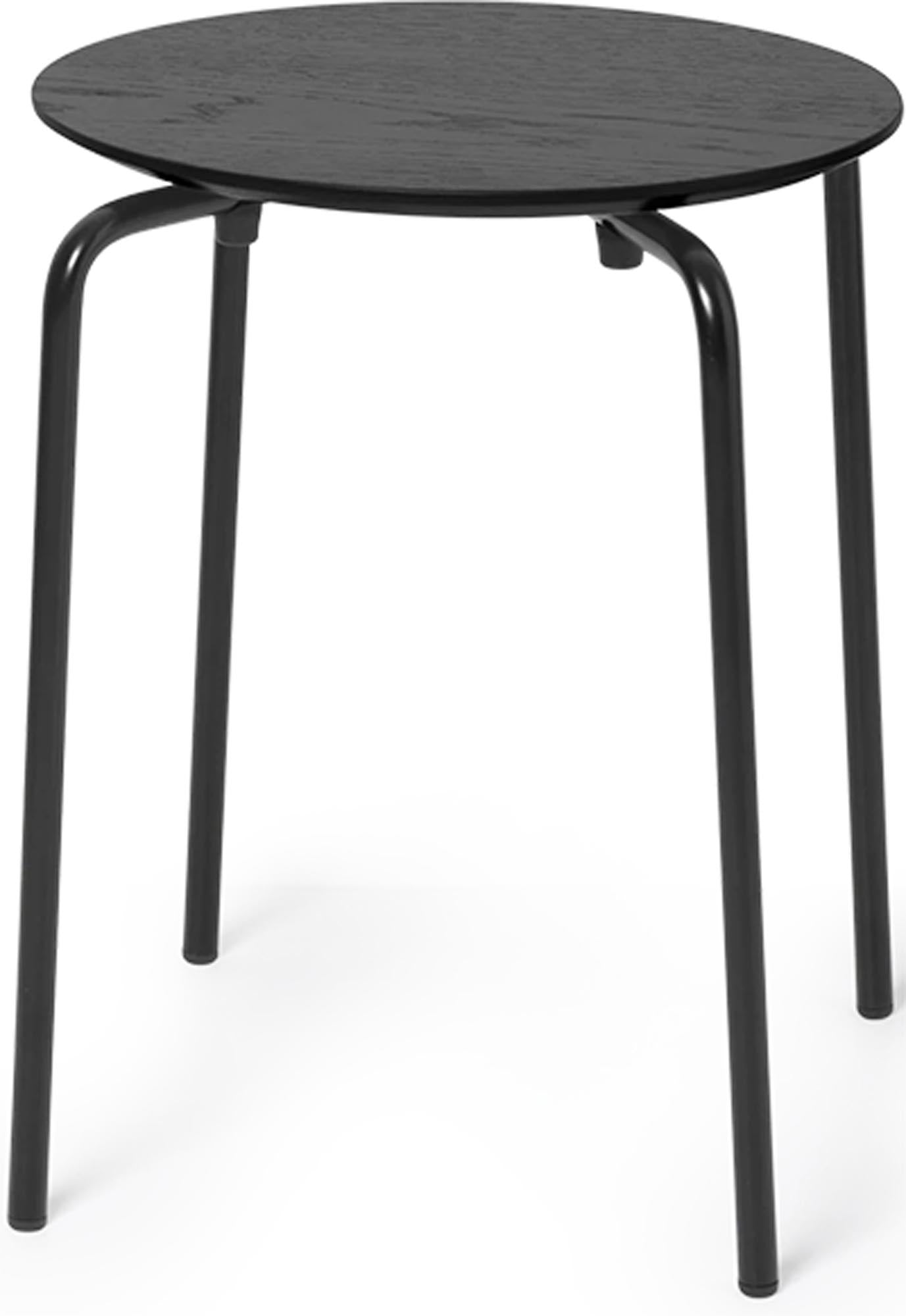 Entdecken Sie den stilvollen Herman-Hocker von Ferm Living: FSC®-zertifiziertes Walnussfurnier, pulverbeschichteter Stahl, stapelbar und nachhaltig.