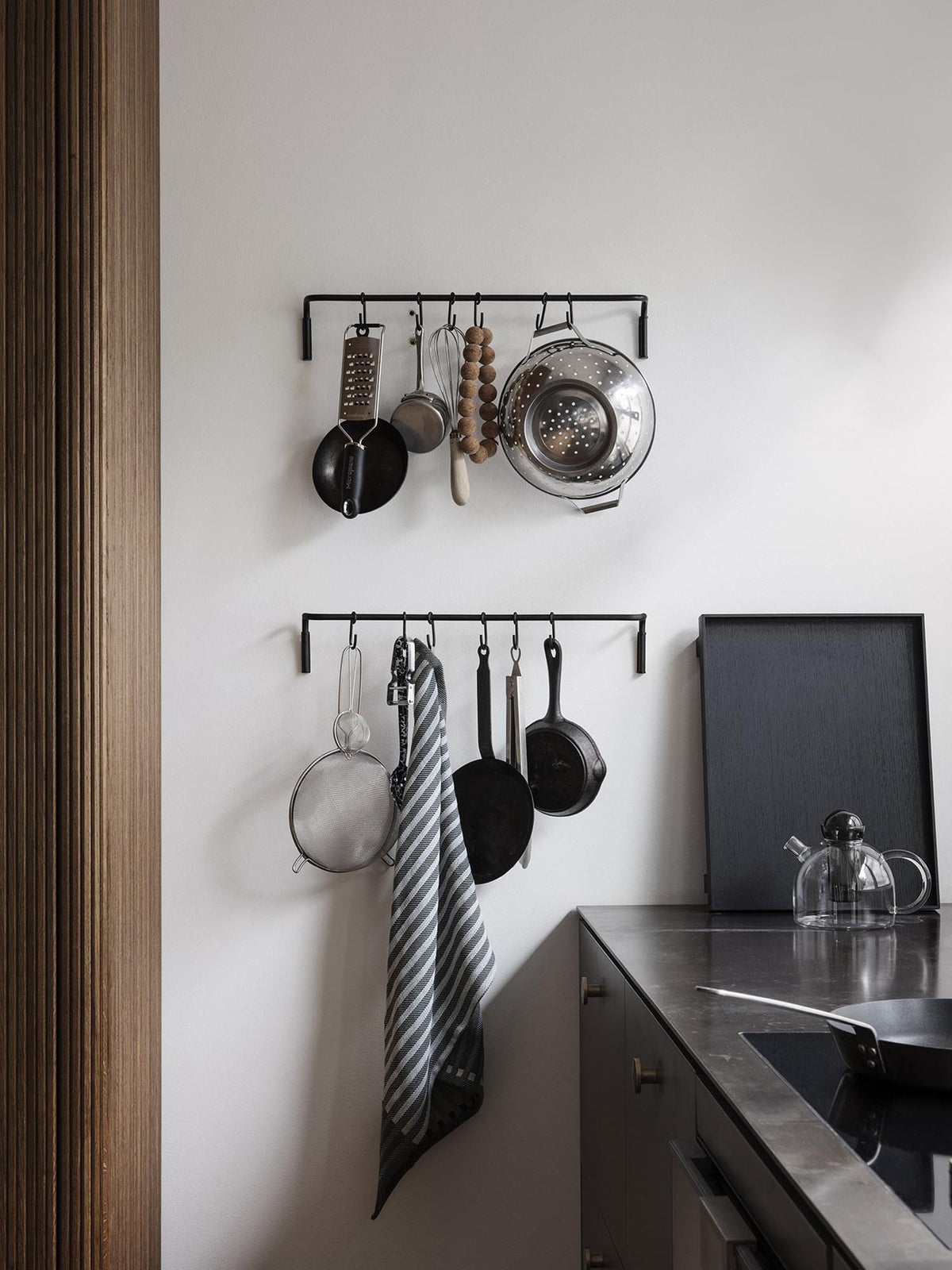Küchenhakenleiste in Schwarz präsentiert im Onlineshop von KAQTU Design AG. Kleiderhaken ist von Ferm Living