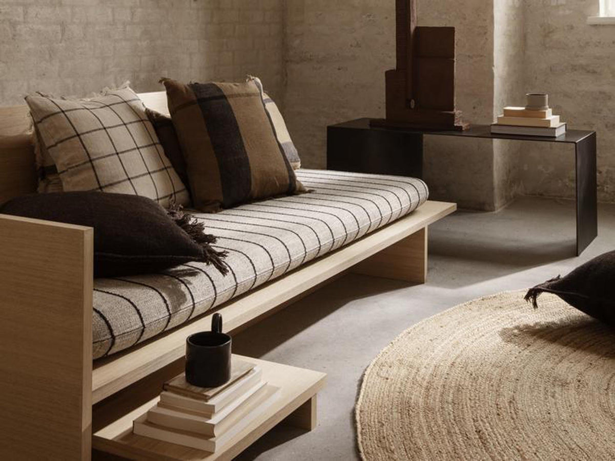 Kona Daybed von Ferm Living aus lackiertem Eichenfurnier in Hellbraun, mit niedrigem Kopfende und erhöhtem Rückteil, Masse 207x97x65 cm.