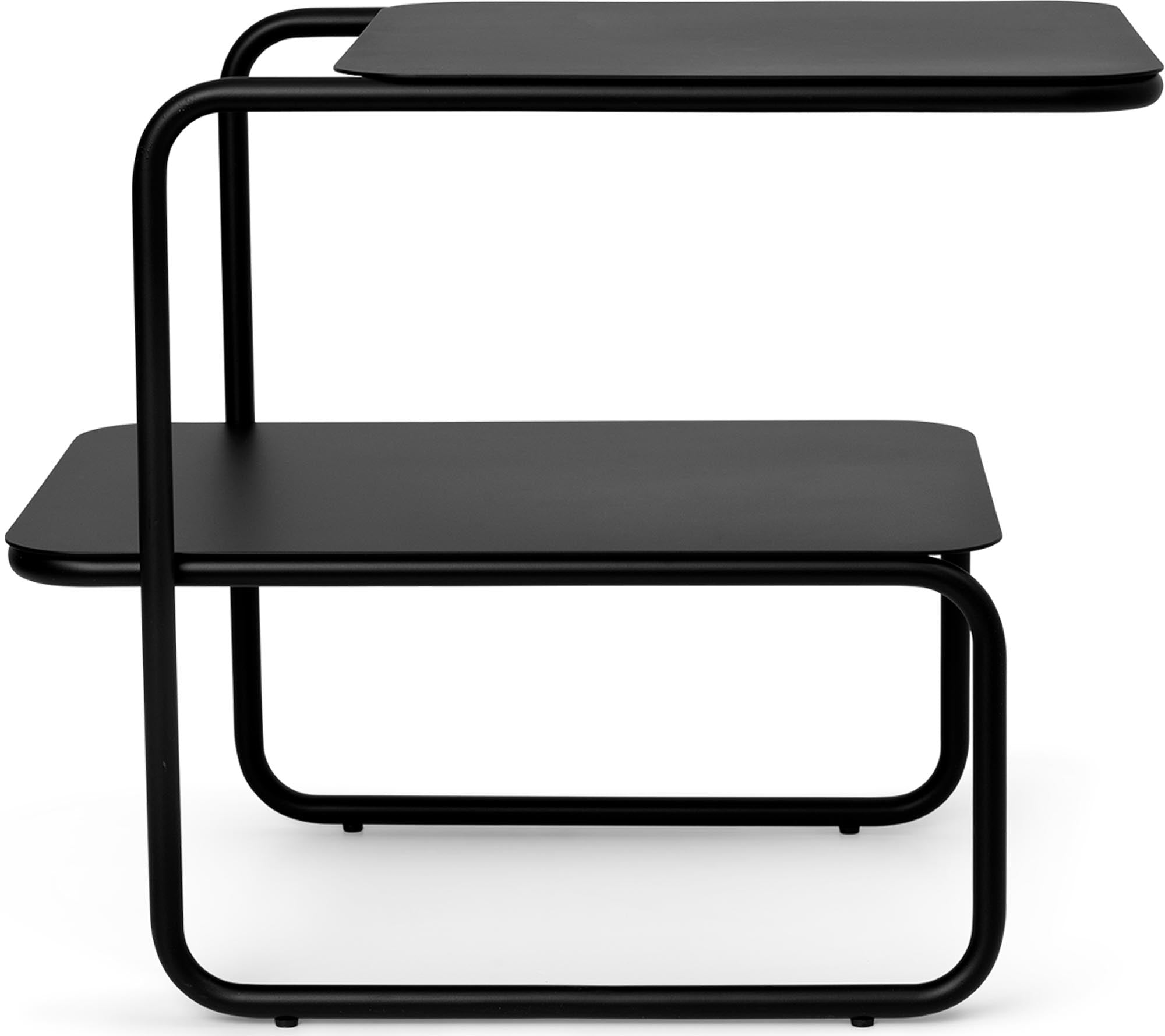 Entdecke den Level Beistelltisch von Ferm Living: modernes, asymmetrisches Design aus pulverbeschichtetem Stahl für drinnen und draußen.