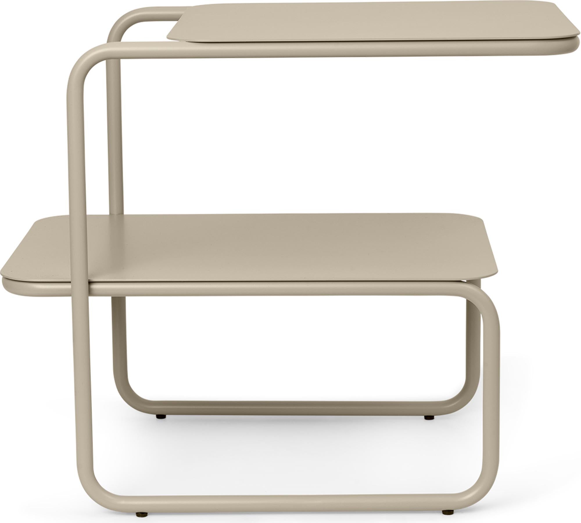Der Level Beistelltisch von Ferm Living besticht durch sein asymmetrisches Design und bietet mit zwei Ebenen praktischen Stauraum. Aus pulverbeschichtetem Stahl gefertigt, ist er für drinnen und draussen geeignet.