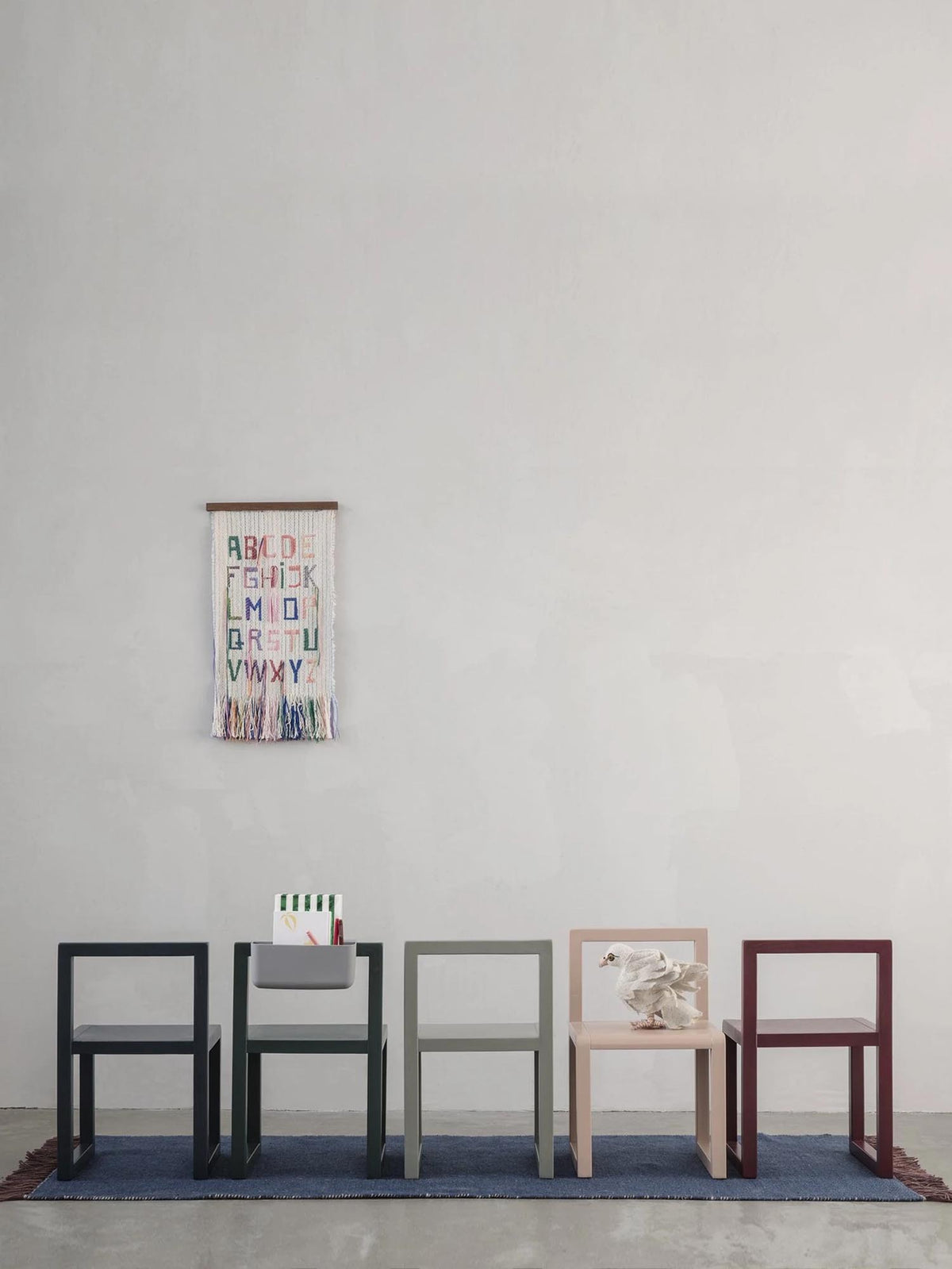 Little Architect Stuhl in Dunkelblau präsentiert im Onlineshop von KAQTU Design AG. Stuhl ist von Ferm Living
