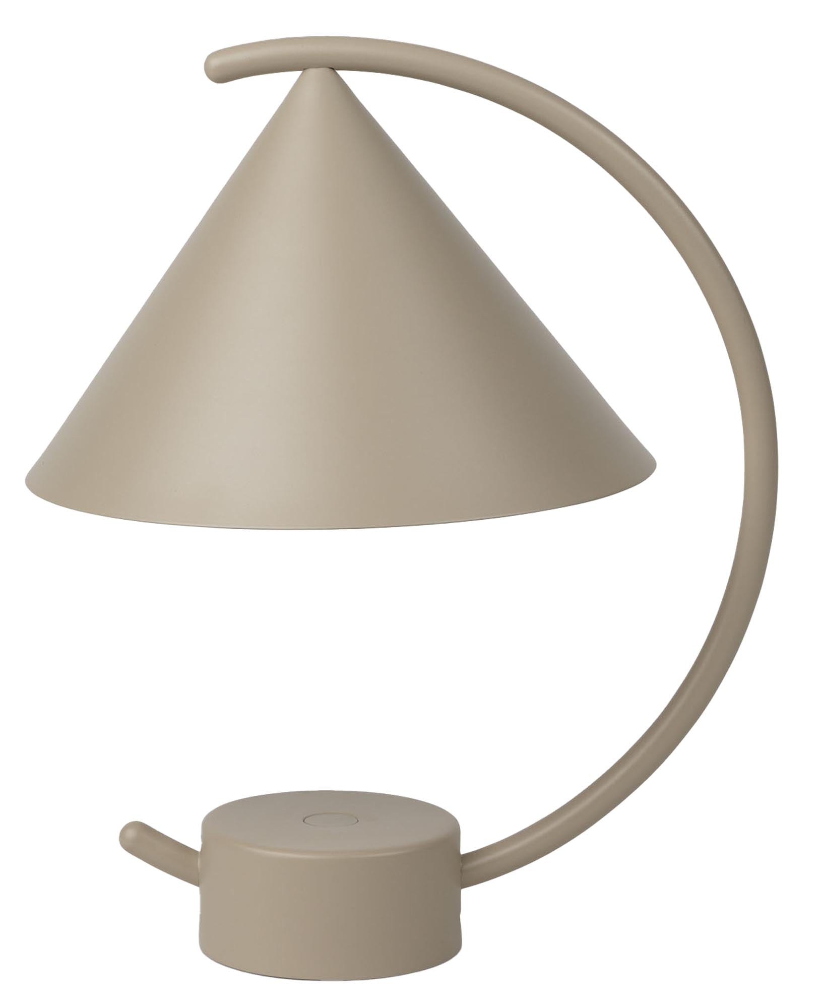Die Meridian Lampe von Ferm Living vereint modernes Design mit praktischer Tragbarkeit. Sie bietet dimmbare Beleuchtung und eine Laufzeit von bis zu 12 Stunden.