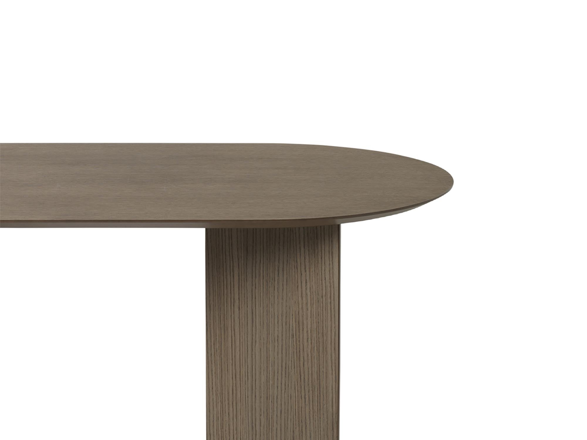 Entdecken Sie die elegante Mingle Tischplatte oval 220 cm von Ferm Living. Hergestellt aus natürlichem und schwarzgebeiztem Eichenfurnier, ideal für zeitgemäße Ess- und Schreibtische.