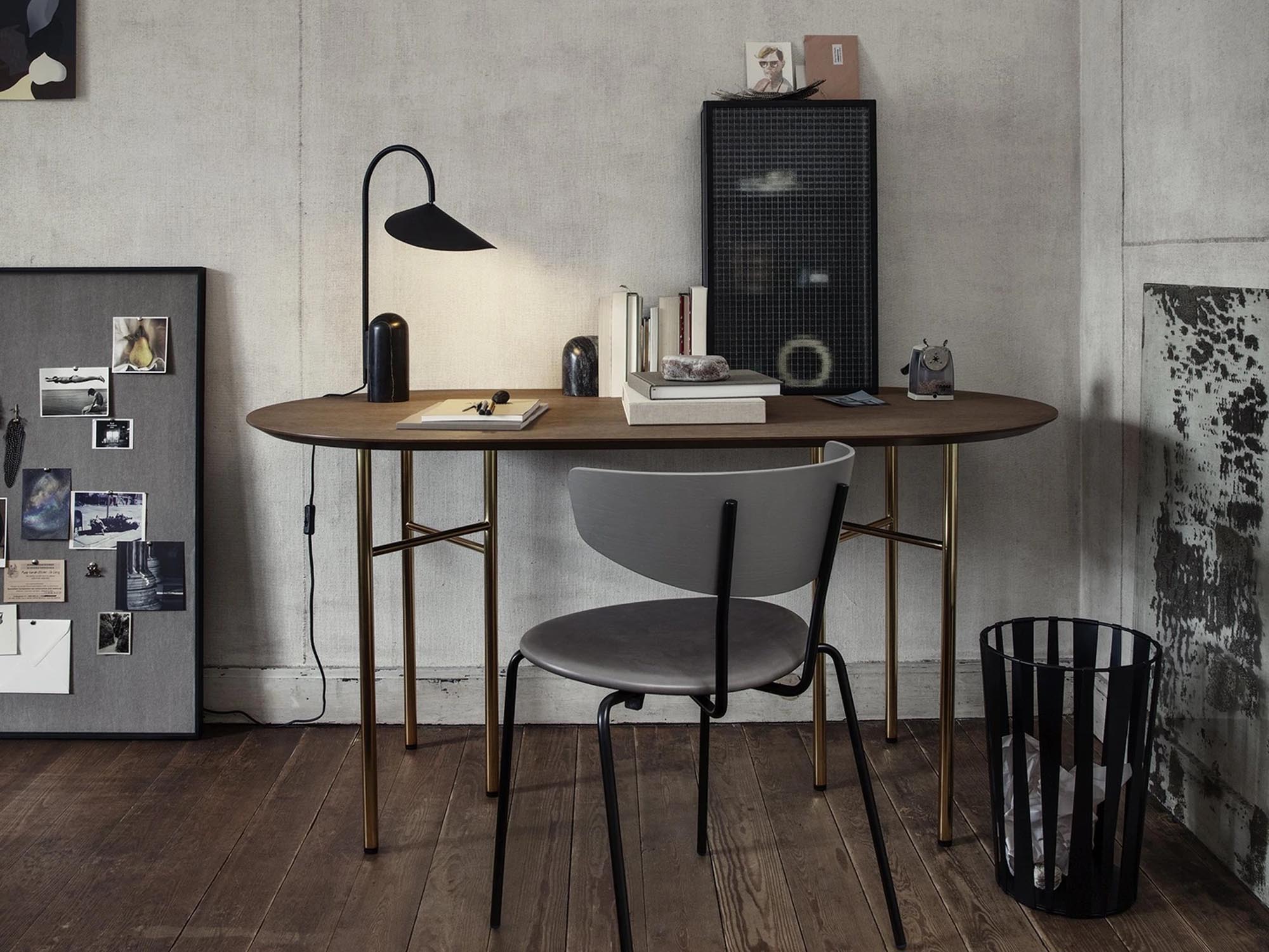 Mingle Tischplatte oval 220 cm in Dunkelbraun präsentiert im Onlineshop von KAQTU Design AG. Tischsystem Einzelteile ist von Ferm Living