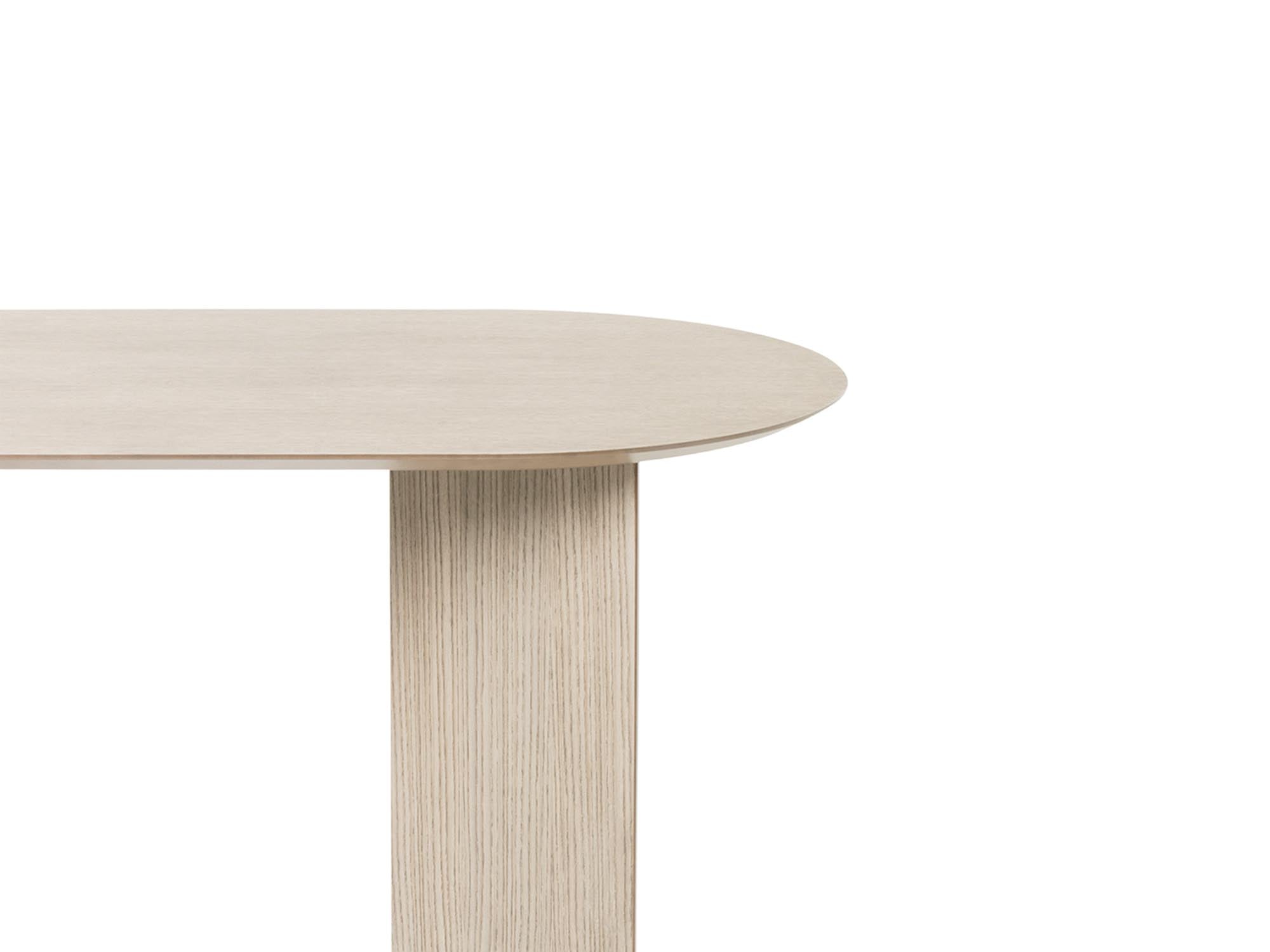Die ovale Mingle Tischplatte von Ferm Living (220 cm) vereint elegantes Eichenfurnier mit vielseitigen Kombinationsmöglichkeiten für jeden Einrichtungsstil.