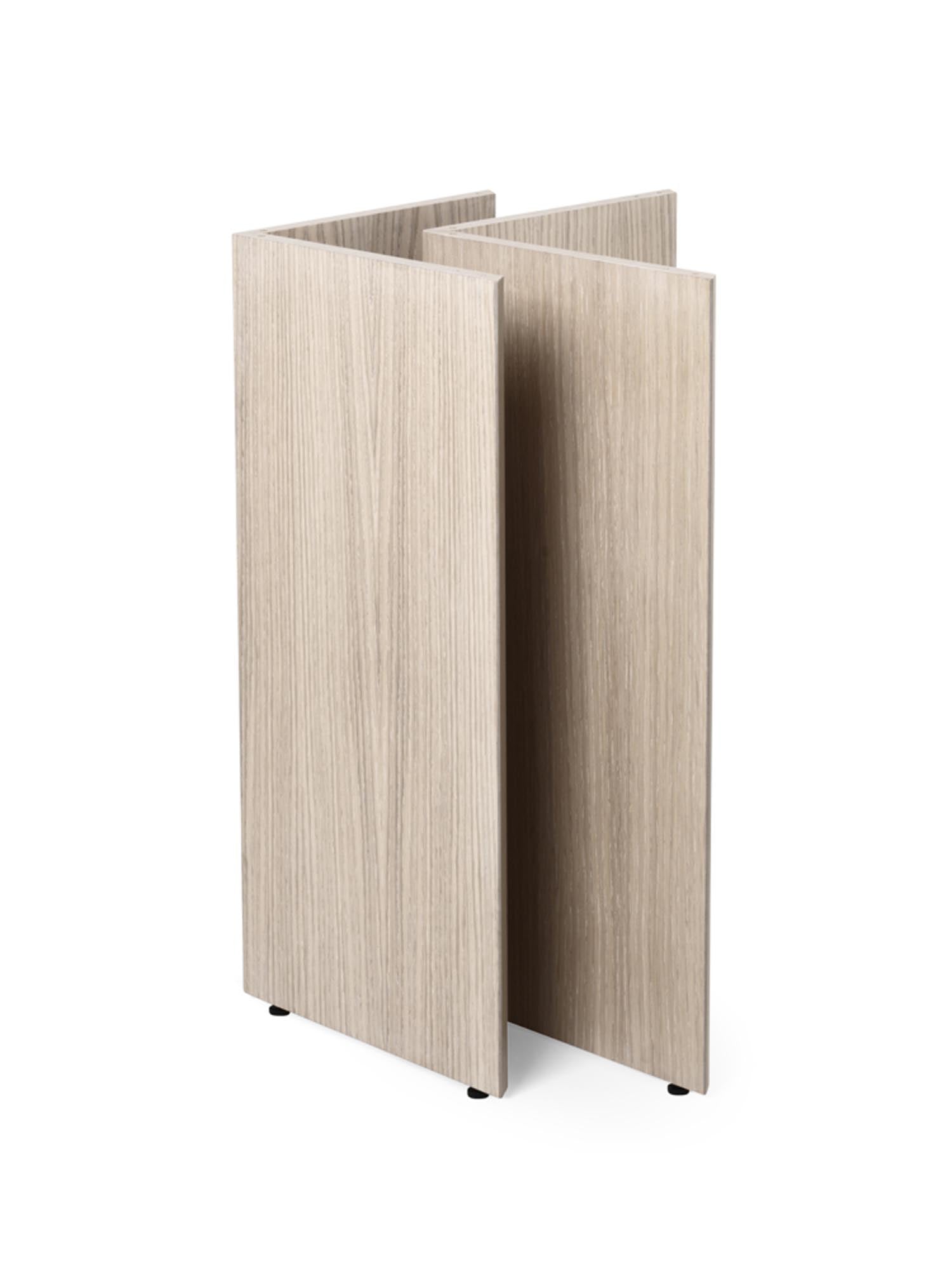 Verleihen Sie Ihrem Tisch mit den stilvollen Mingle Tischbeinen large von Ferm Living in Dunkelbraun eine moderne Note. Ideal für kreative Einrichtungsideen!