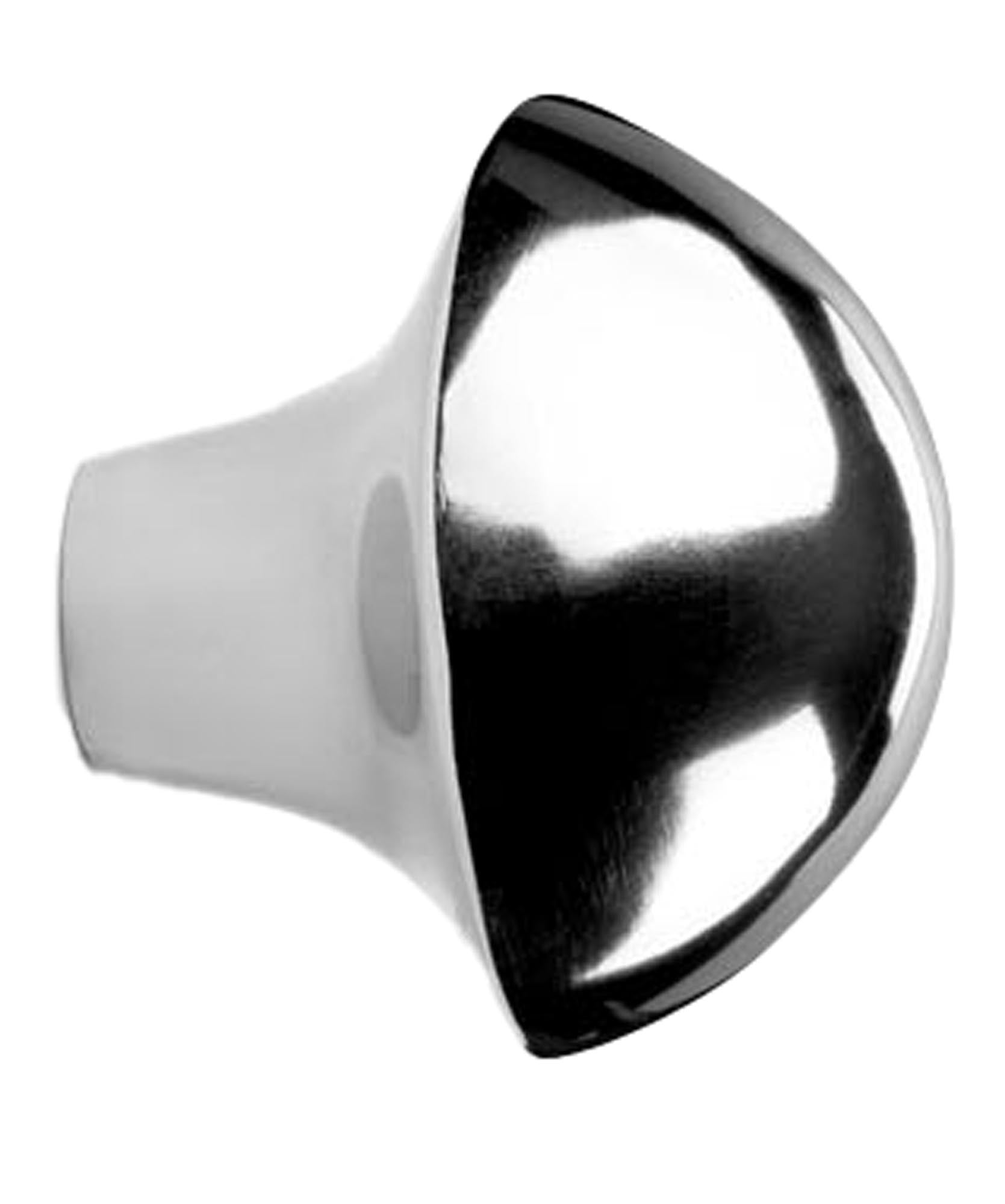 Entdecken Sie den Haken Mushroom von Ferm Living – ein handgefertigter Messinghaken im Pilzdesign, ideal für Küche, Bad und mehr.