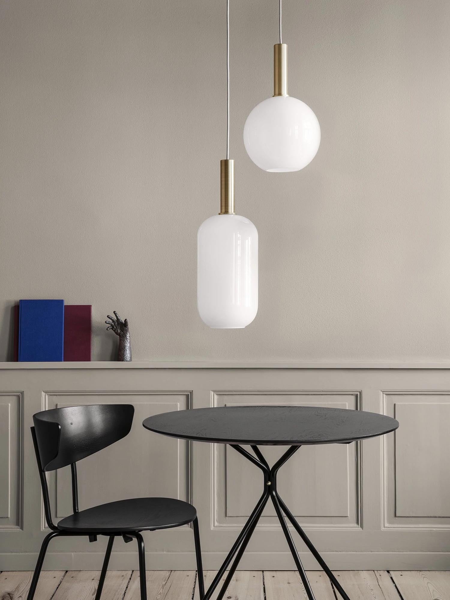 Entdecke die elegante, längliche Opal Leuchte von Ferm Living. Diese stilvolle Pendelleuchte aus hochwertigem Opalglas sorgt für gleichmäßige Lichtverteilung und setzt moderne Akzente in jedem Raum.