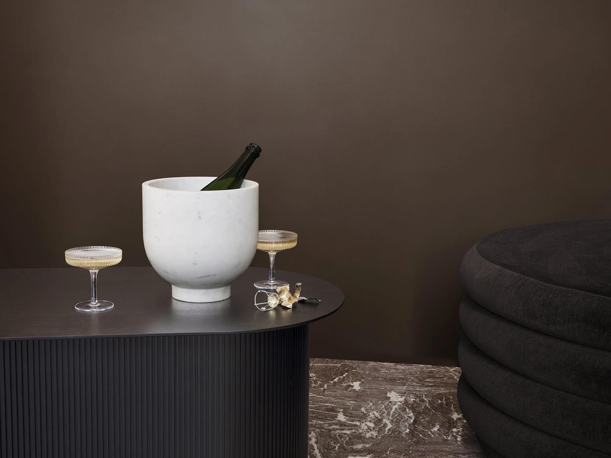 Moderner Podia Tisch von Ferm Living mit praktischem Stauraum.