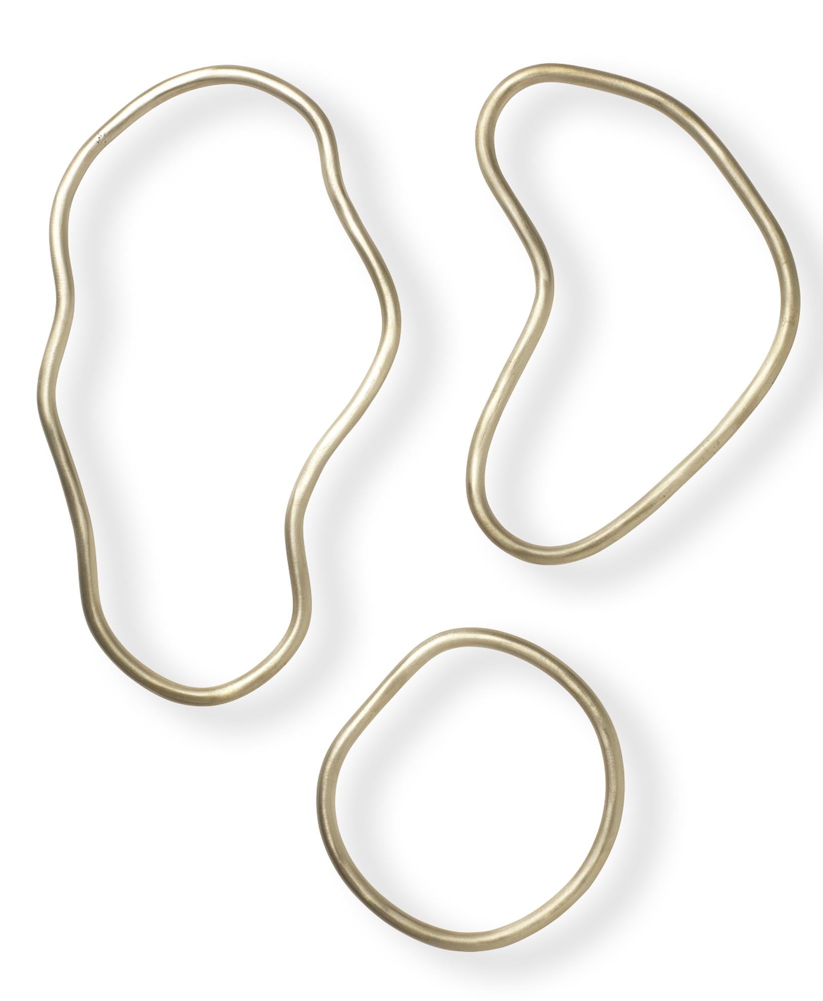 Entdecken Sie die eleganten "Pond" Untersetzer von Ferm Living. Dieses 3er Set aus hochwertigem Messing schützt Ihren Tisch stilvoll vor Hitze und verleiht jedem Esstisch eine moderne Note.