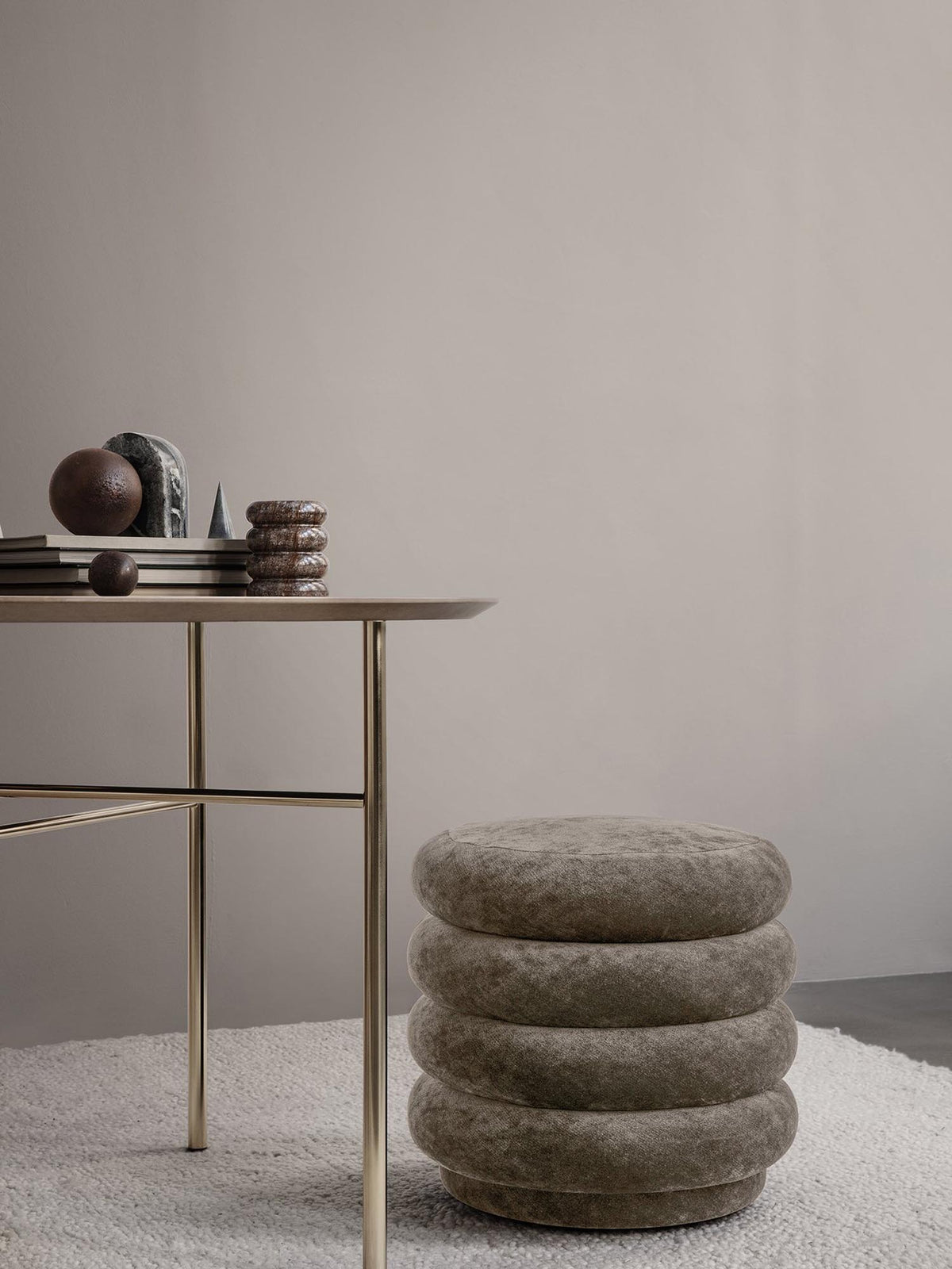 Pouf rund in Beige präsentiert im Onlineshop von KAQTU Design AG. Pouf ist von Ferm Living