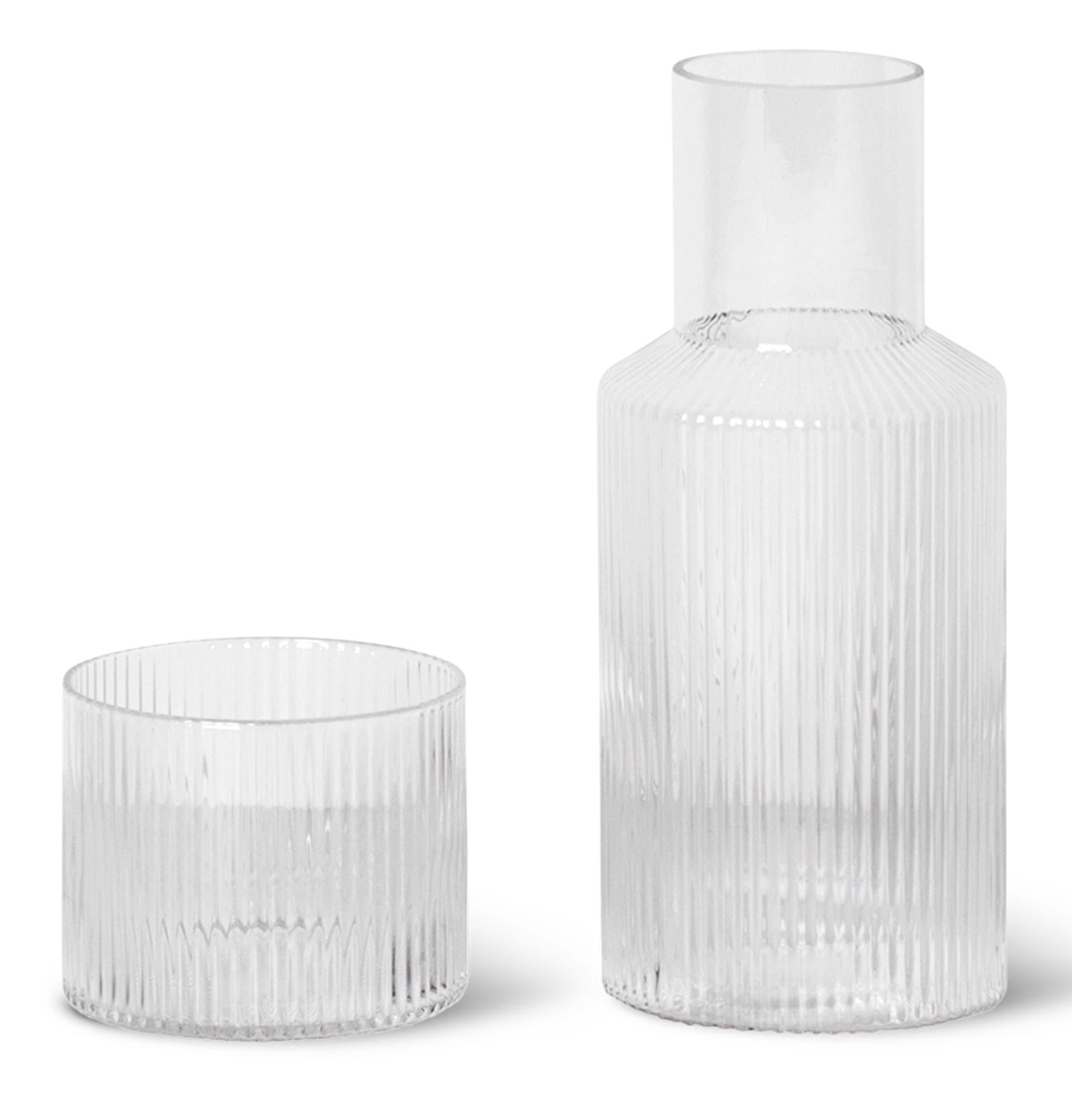 Stilvolles Ripple Karaffeset von Ferm Living für moderne Tischkultur.