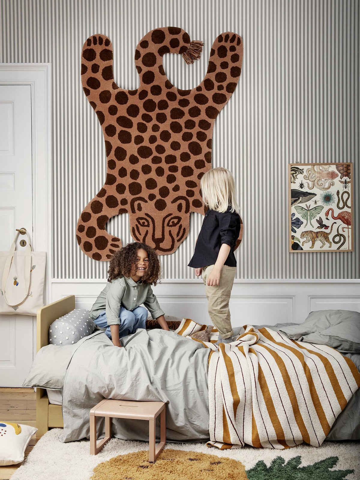 Tuft-Teppich in Tigerform von Ferm Living, Vorderseite aus neuseeländischer Wolle, Rückseite aus Baumwolle, im Kinderzimmer platziert