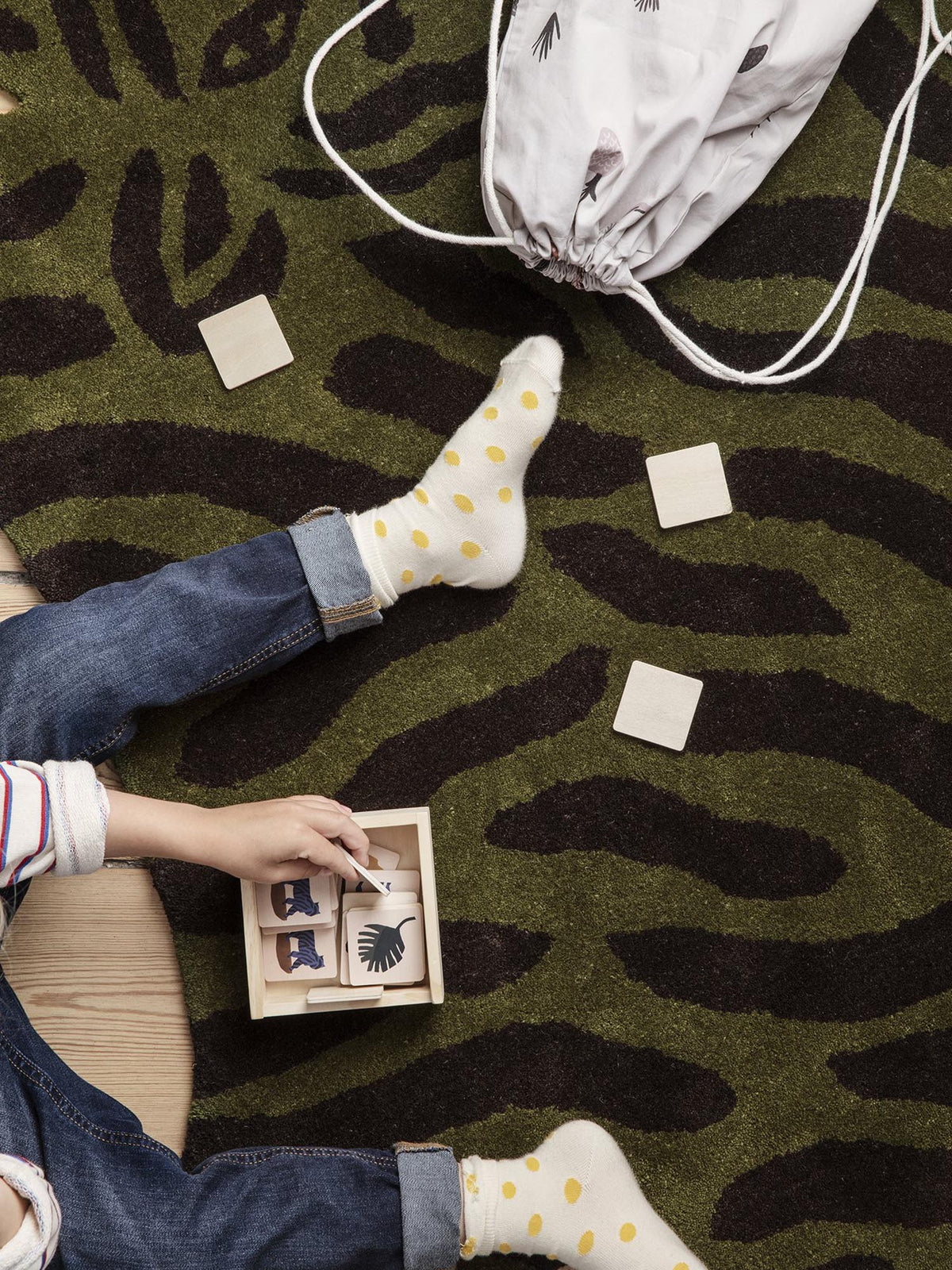 Tuft-Teppich in Tigerform von Ferm Living, Vorderseite aus neuseeländischer Wolle, Rückseite aus Baumwolle, im Kinderzimmer platziert