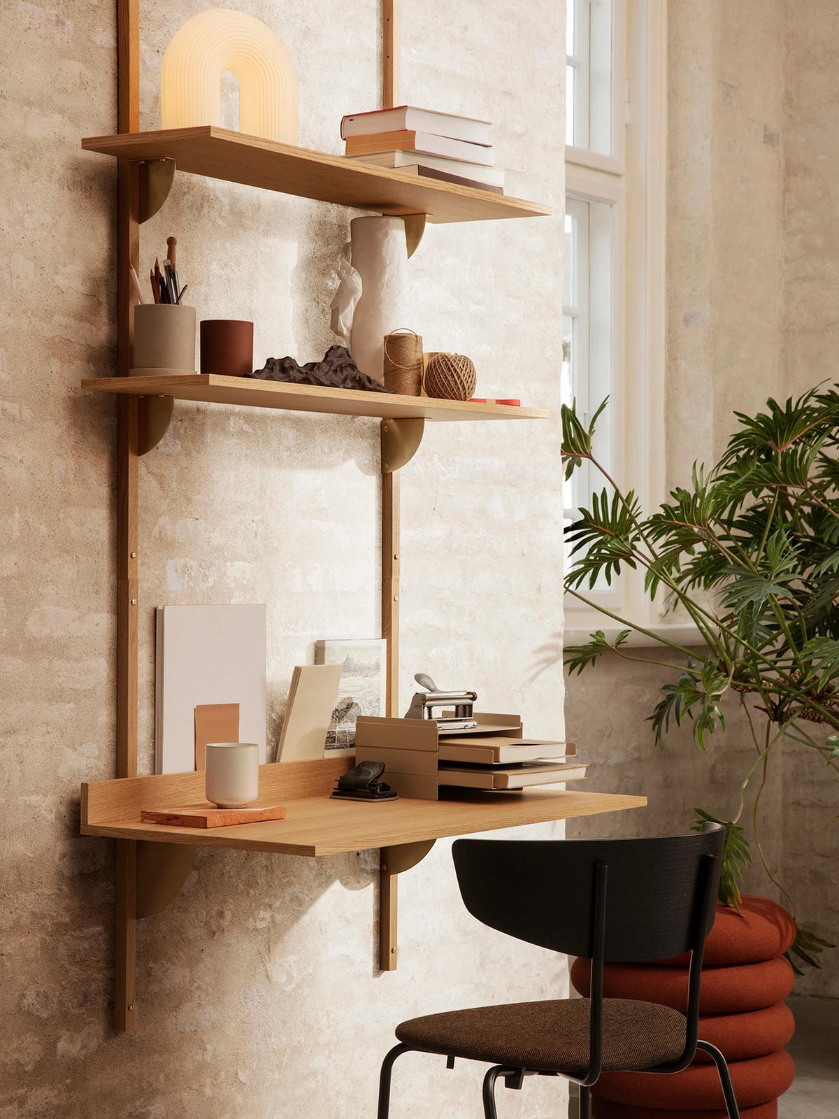 Sector Schreibtisch in Hellbraun/Messing präsentiert im Onlineshop von KAQTU Design AG. Sekretär ist von Ferm Living