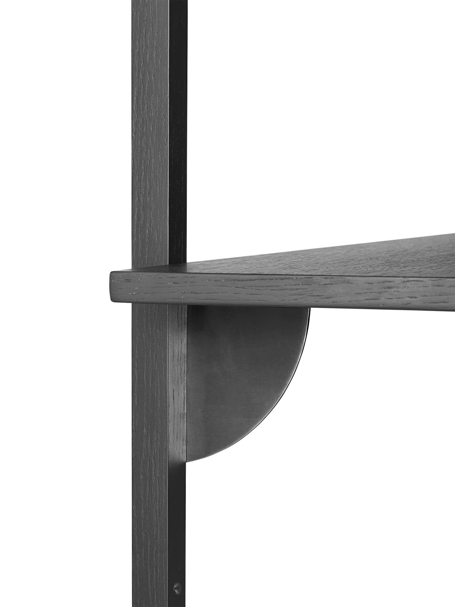 Elegantes Sector Wandregal von Ferm Living in Schwarz mit schwarzem Messing, ideal für stilvolle Wandgestaltung und Aufbewahrung.