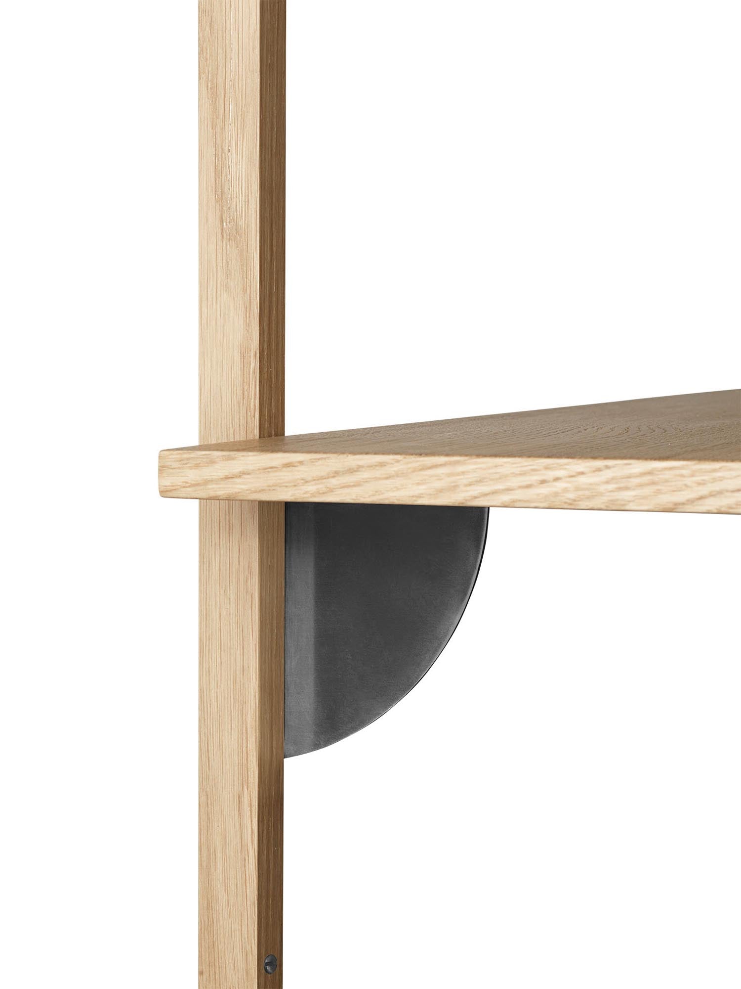 Elegantes Sector Wandregal von Ferm Living in hellbraun und messing-schwarz, ideal für stilvolle Wanddekoration und Aufbewahrung.