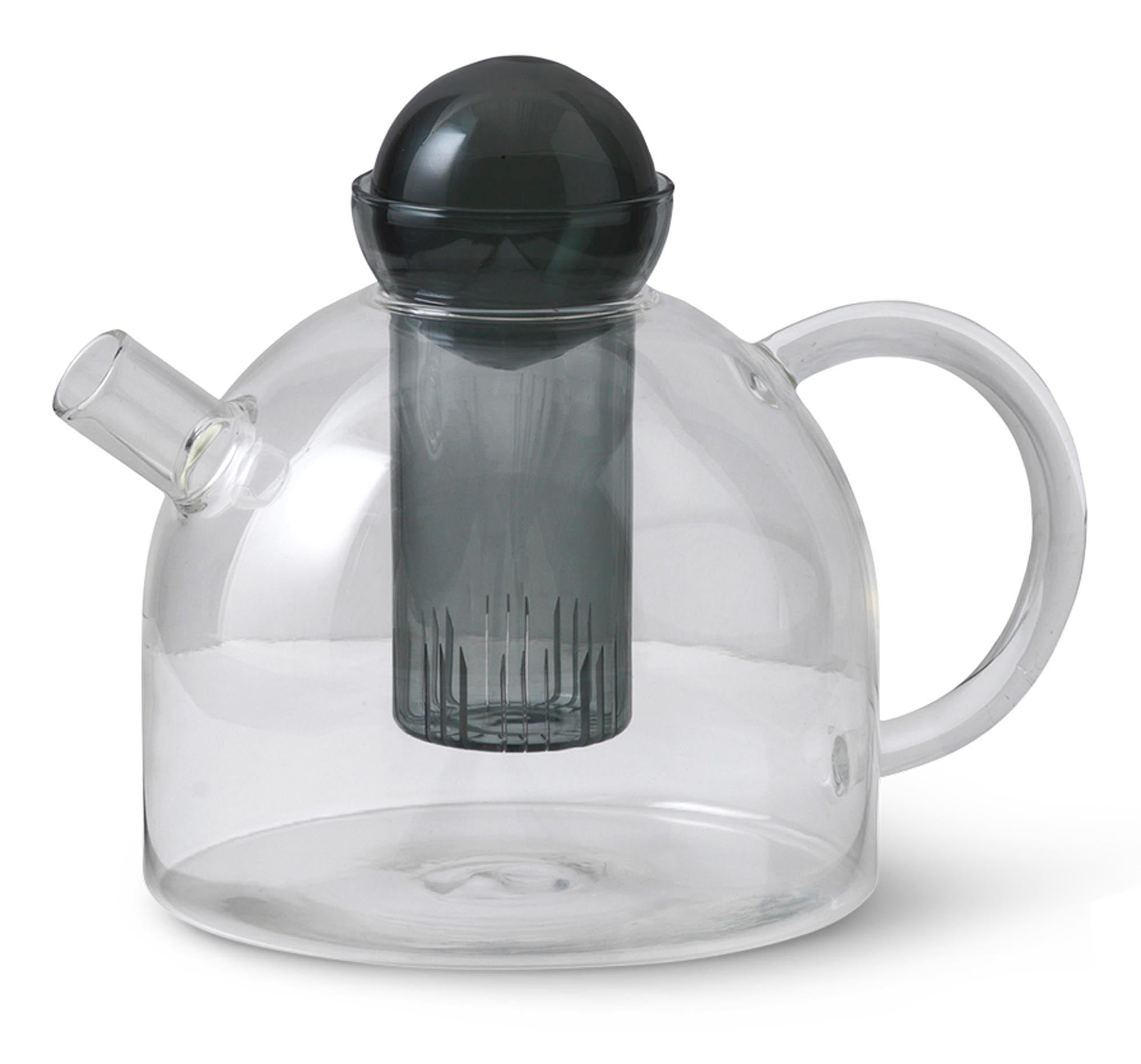 Entdecken Sie die Still Teekanne von Ferm Living – ein stilvolles Designobjekt aus hochwertigem Glas, perfekt für entspannte Teestunden.