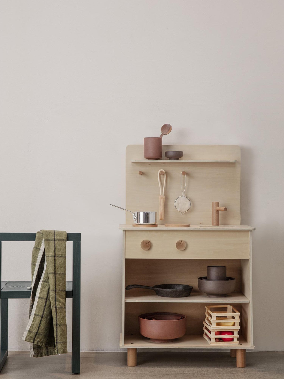 Toro Spielküche in Hellbraun präsentiert im Onlineshop von KAQTU Design AG. Küche Kids ist von Ferm Living