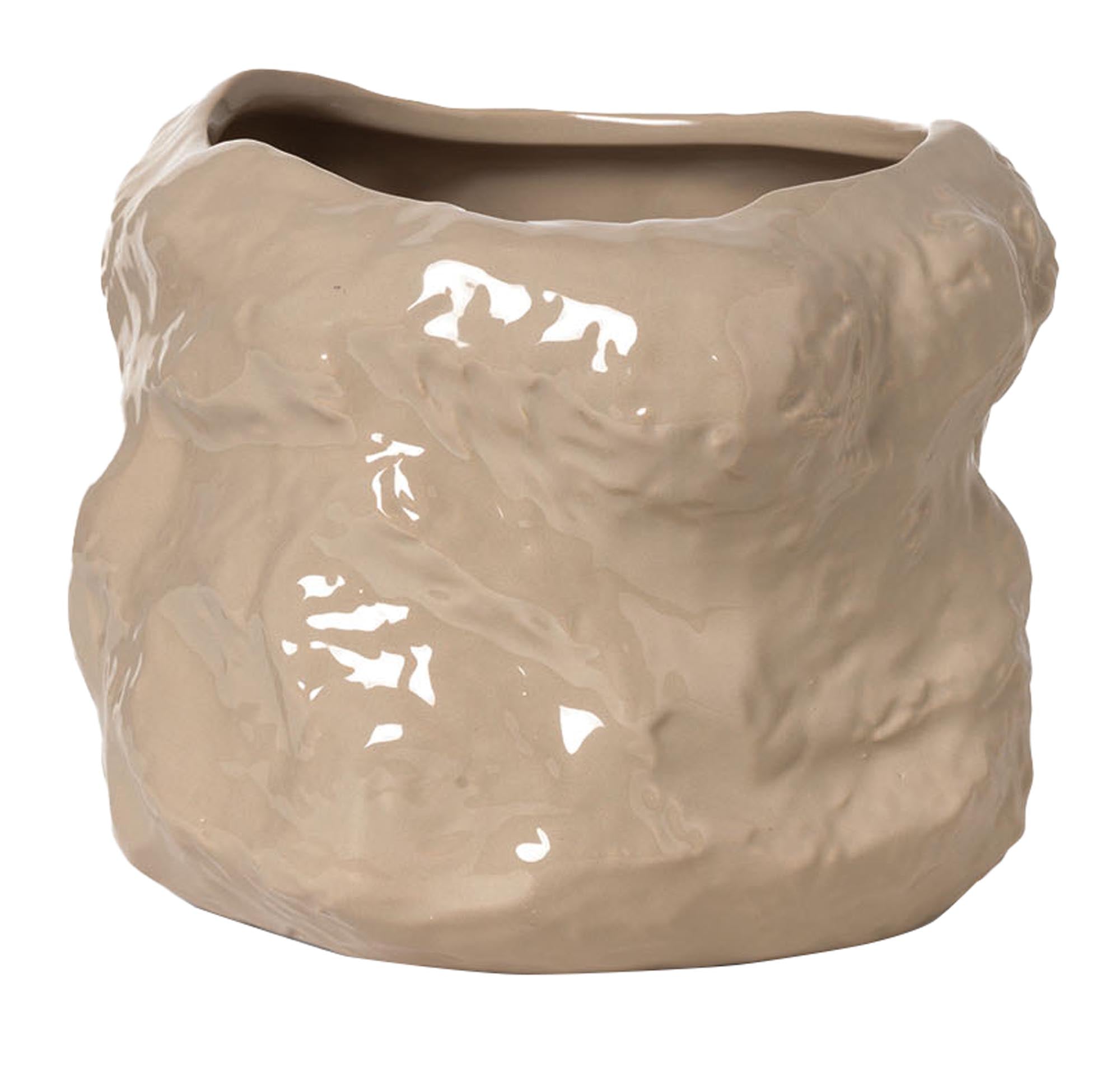 Der Tuck Topf von Ferm Living: Handgeformt, kaschmirfarben, hochglänzend. Perfekt für Blumen oder als Kunstwerk. Vielseitig und stilvoll.